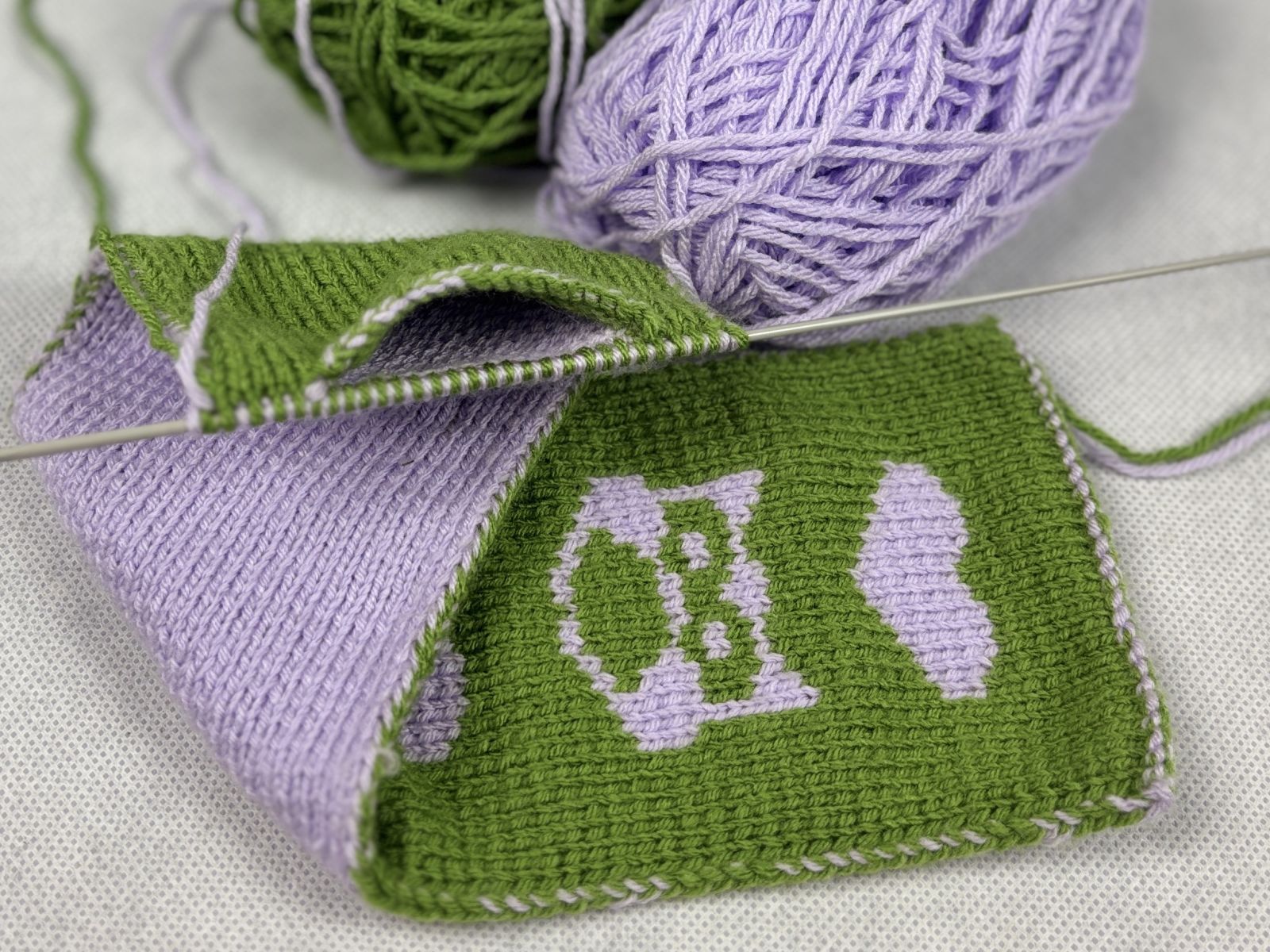 Blog-Inhaltsbild für 'Doubleface Stricken: Was kann man mit dem Hohlraum zwischen den beiden Seiten des Doubleface Gestricks machen?'
