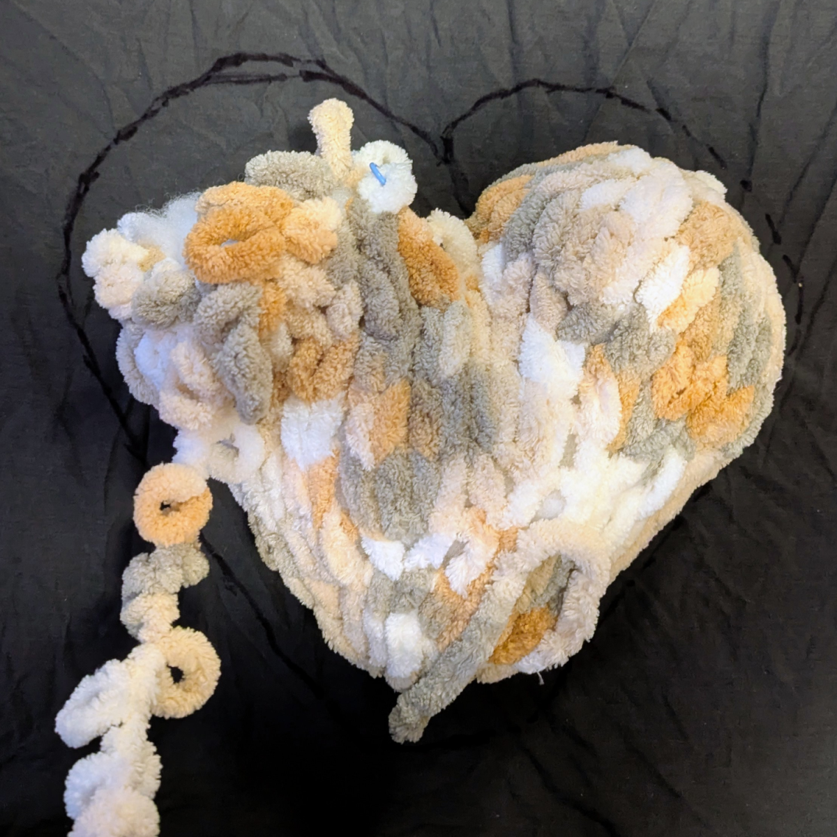 Blog-Inhaltsbild für 'Herzkissen mit Schlaufengarn stricken – einfache Anleitung ohne Stricknadeln'