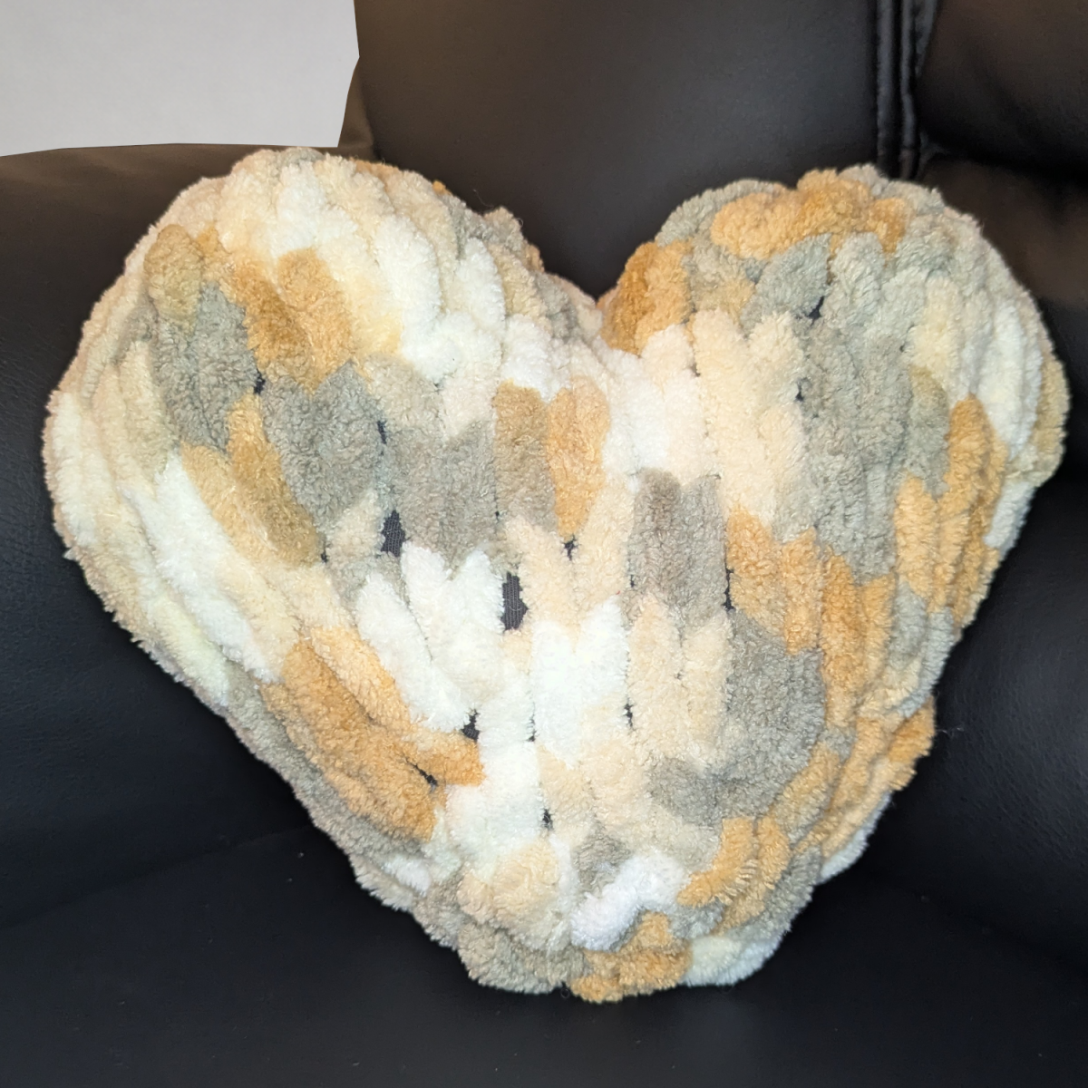 Blog-Inhaltsbild für 'Herzkissen mit Schlaufengarn stricken – einfache Anleitung ohne Stricknadeln'