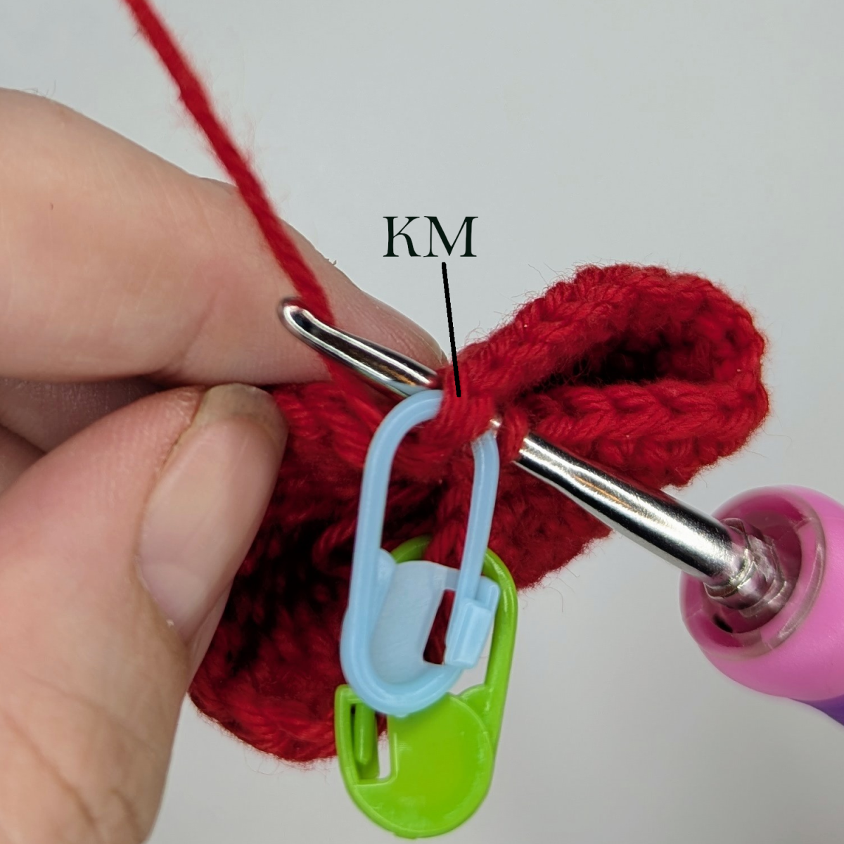 Blog-Inhaltsbild für 'Kostenlose Häkelanleitung: Schlüsselanhänger Katze mit Herz'