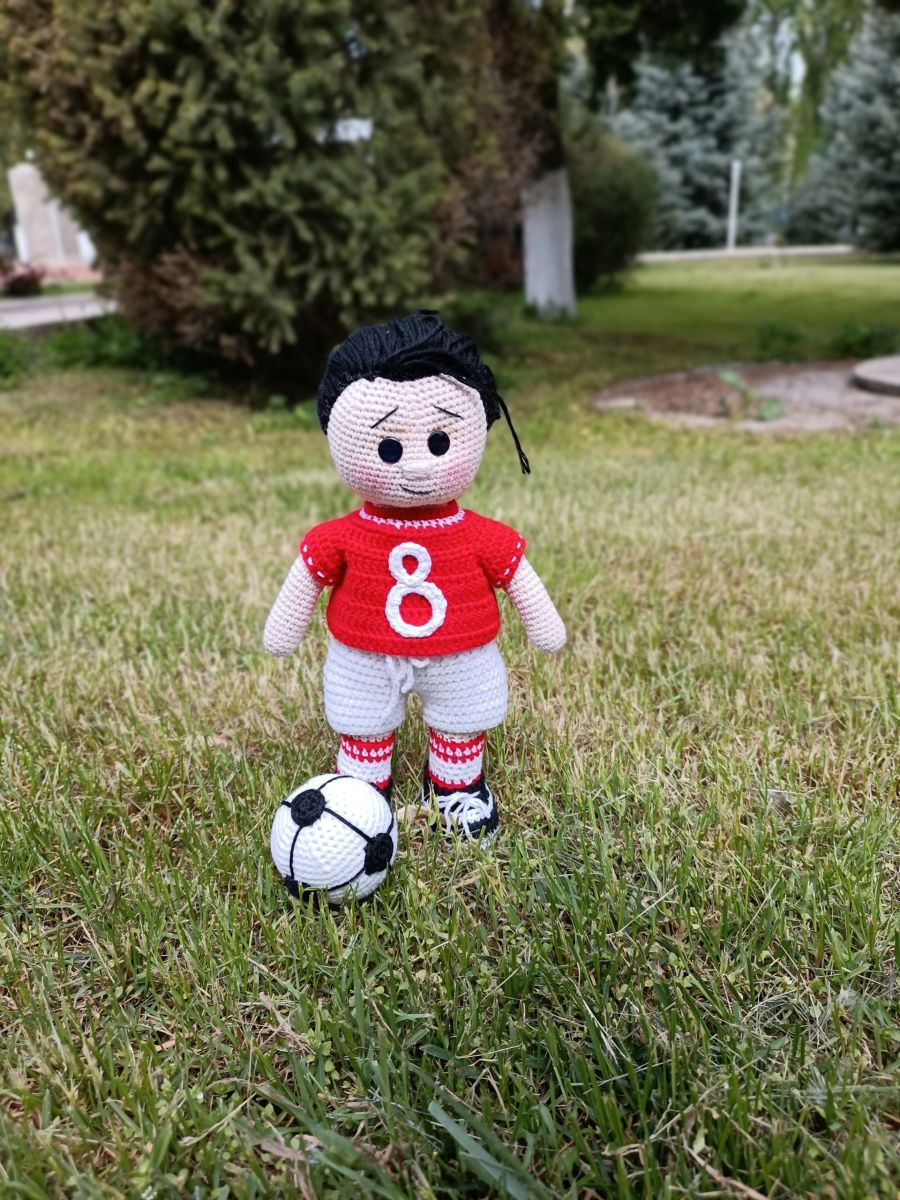 Blog-Inhaltsbild für 'Free Crochet Pattern for Football Player Clothes'