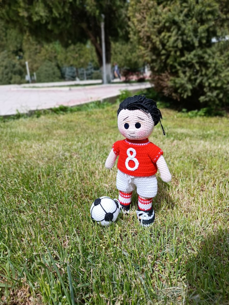 Blog-Inhaltsbild für 'Free Crochet Pattern for Football Player Clothes'