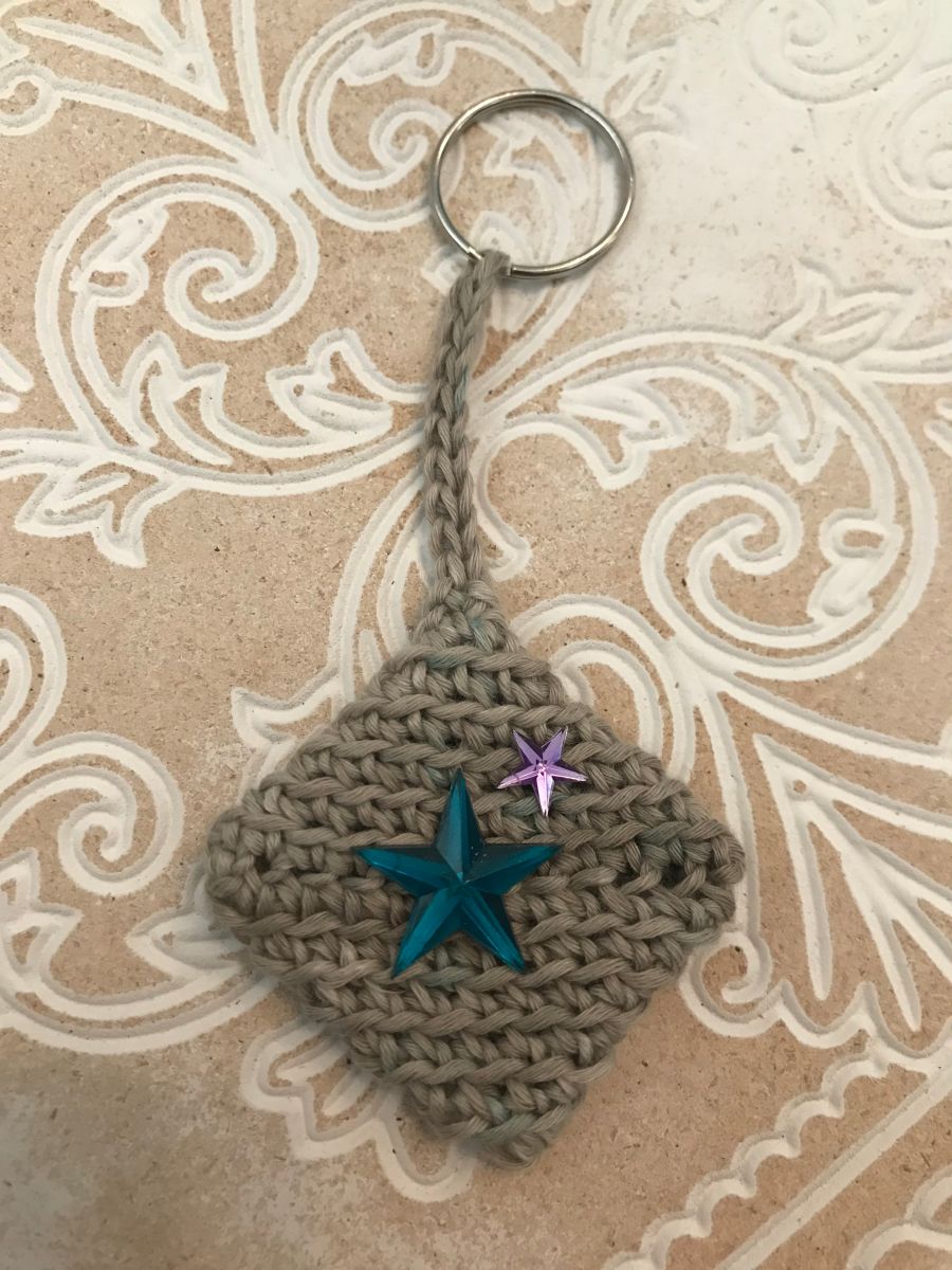 Blog-Inhaltsbild für 'Schlüsselanhänger aus Wollresten häkeln'