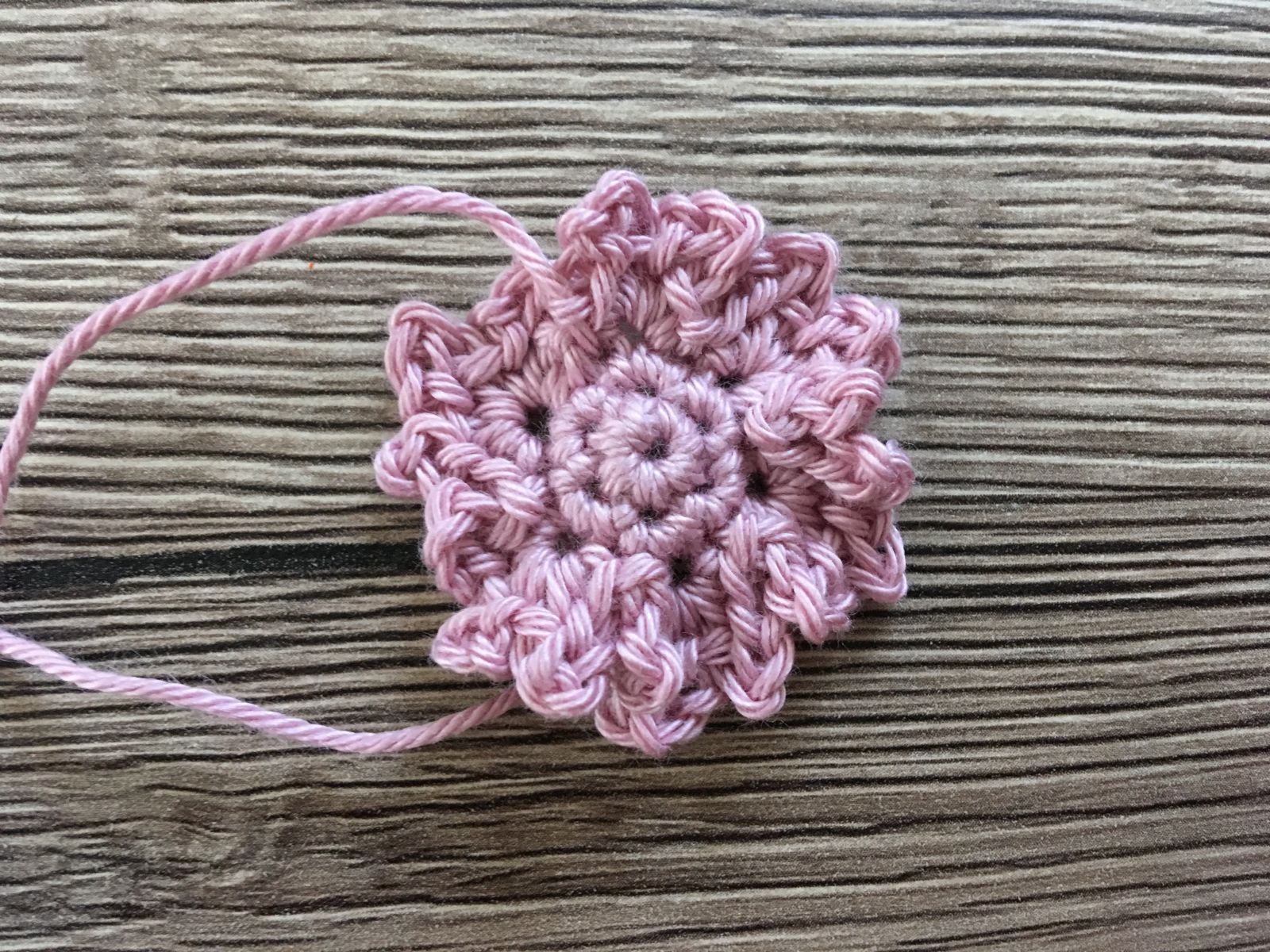 Blog-Inhaltsbild für 'Blumiger Bilderrahmen, kostenlose Häkelanleitung'