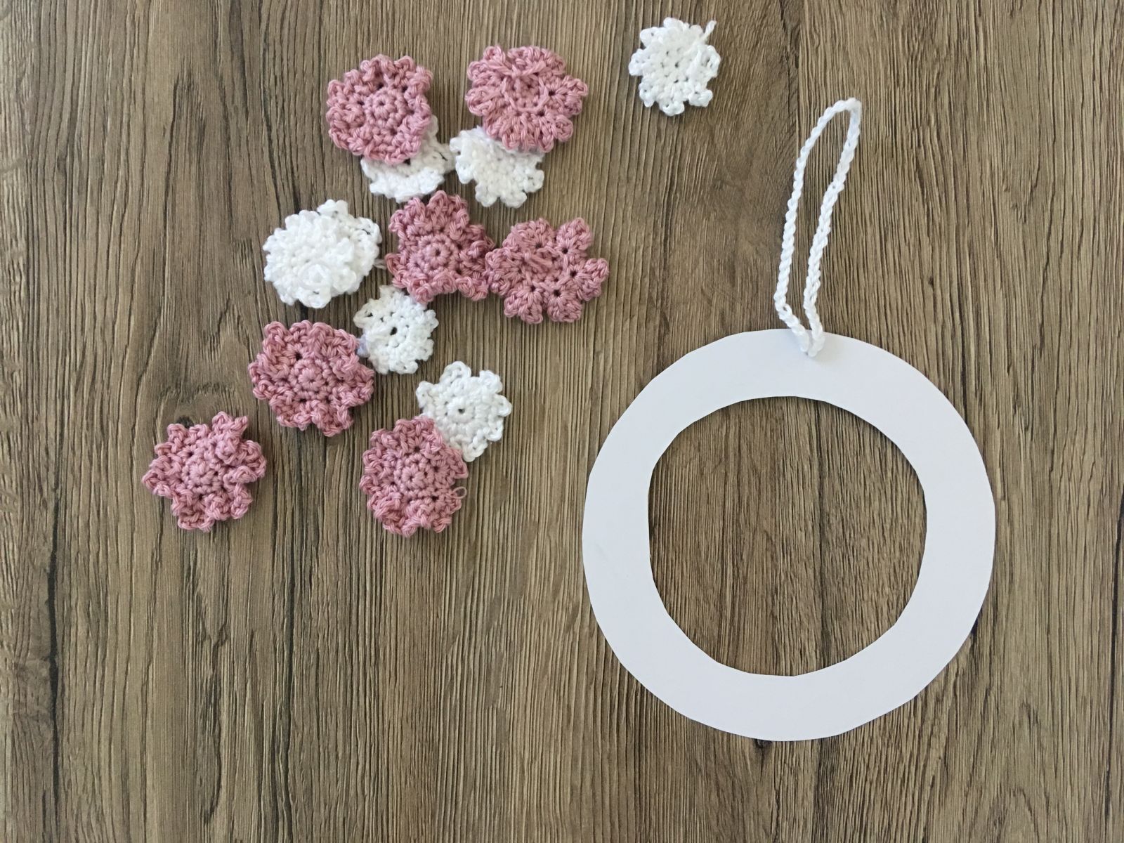 Blog-Inhaltsbild für 'Blumiger Bilderrahmen, kostenlose Häkelanleitung'