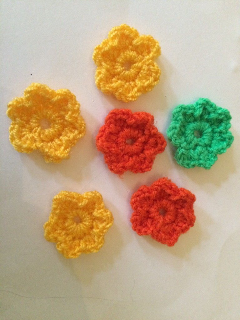 Blog-Inhaltsbild für 'Kostenlose Häkelanleitung - Kleine Frühlingsanhänger'