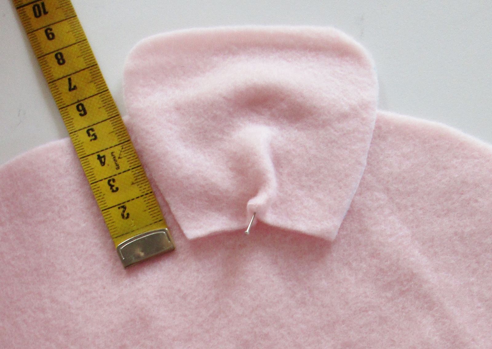 Blog-Inhaltsbild für 'Nähe Dir ein kuscheliges Blütenkissen aus Fleece: Zuschneiden, Zusammennähen, Füllen: Fertig!'