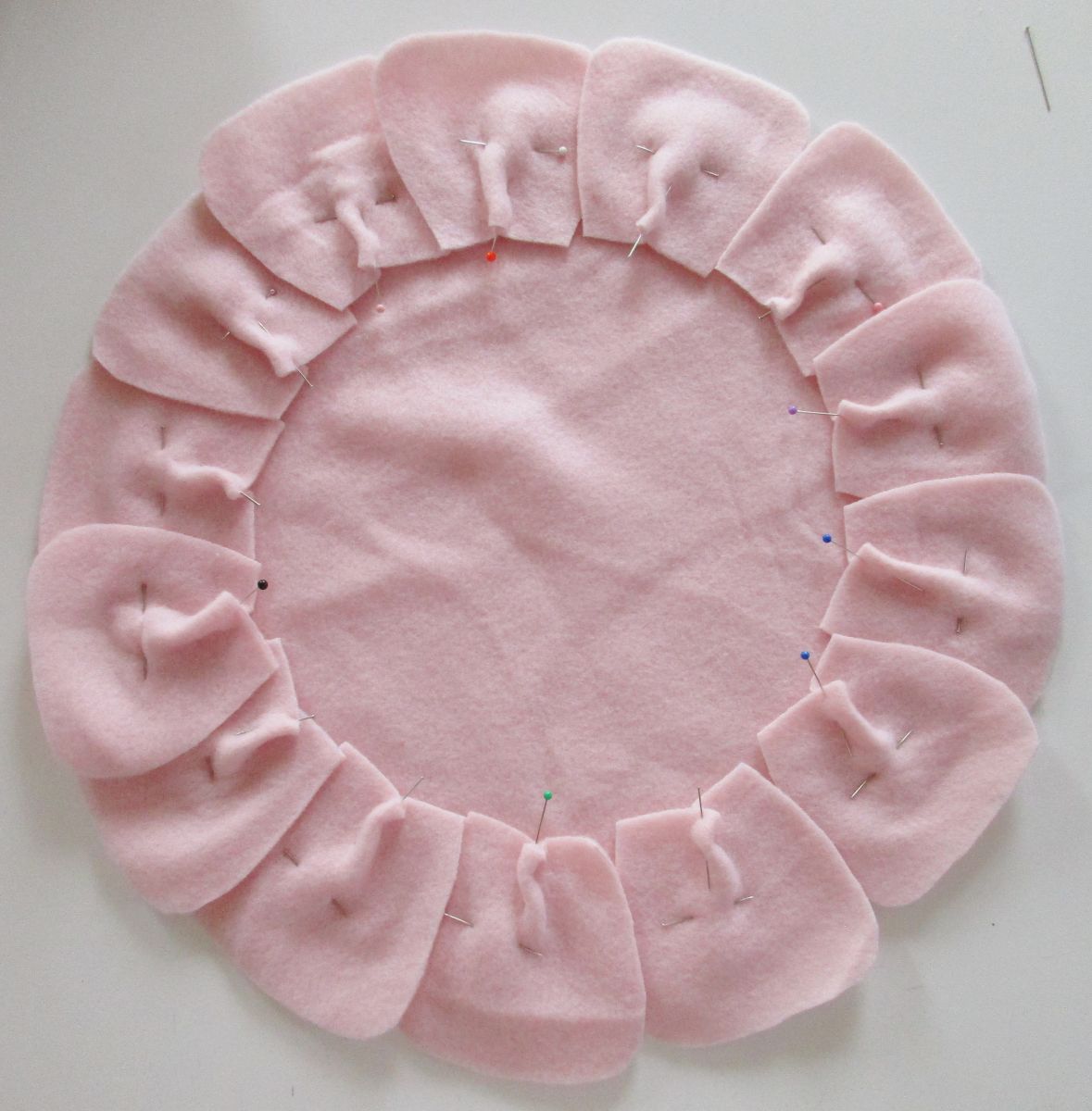 Blog-Inhaltsbild für 'Nähe Dir ein kuscheliges Blütenkissen aus Fleece: Zuschneiden, Zusammennähen, Füllen: Fertig!'