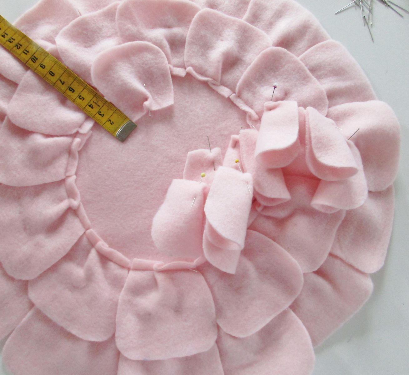 Blog-Inhaltsbild für 'Nähe Dir ein kuscheliges Blütenkissen aus Fleece: Zuschneiden, Zusammennähen, Füllen: Fertig!'