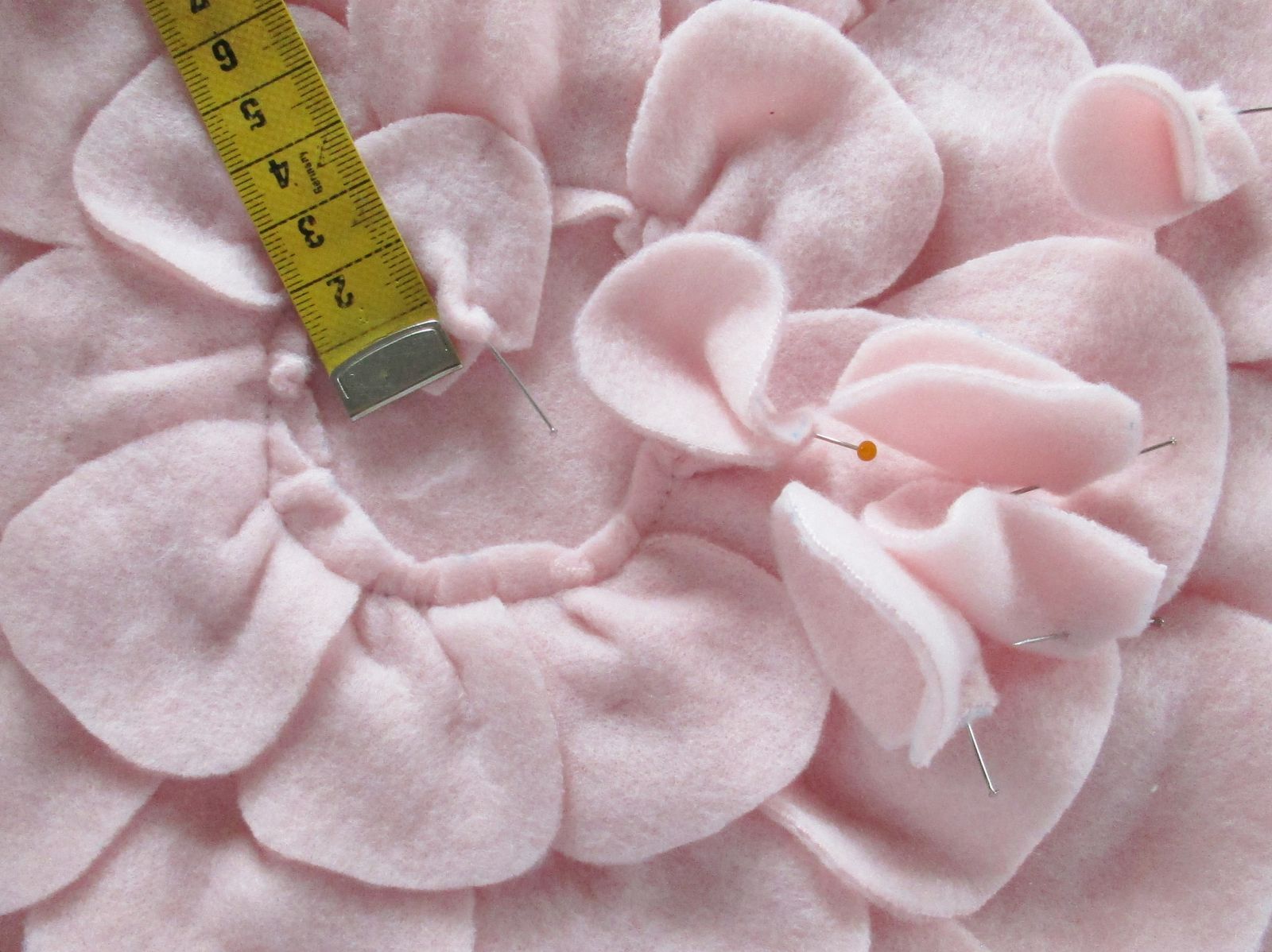 Blog-Inhaltsbild für 'Nähe Dir ein kuscheliges Blütenkissen aus Fleece: Zuschneiden, Zusammennähen, Füllen: Fertig!'