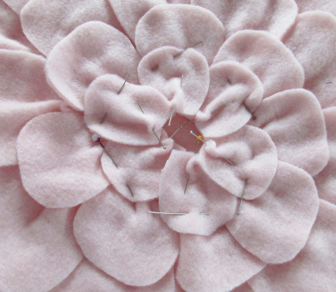 Blog-Inhaltsbild für 'Nähe Dir ein kuscheliges Blütenkissen aus Fleece: Zuschneiden, Zusammennähen, Füllen: Fertig!'