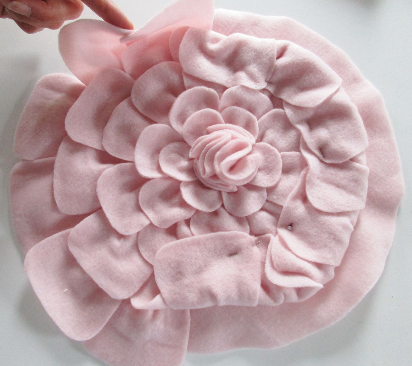 Blog-Inhaltsbild für 'Nähe Dir ein kuscheliges Blütenkissen aus Fleece: Zuschneiden, Zusammennähen, Füllen: Fertig!'