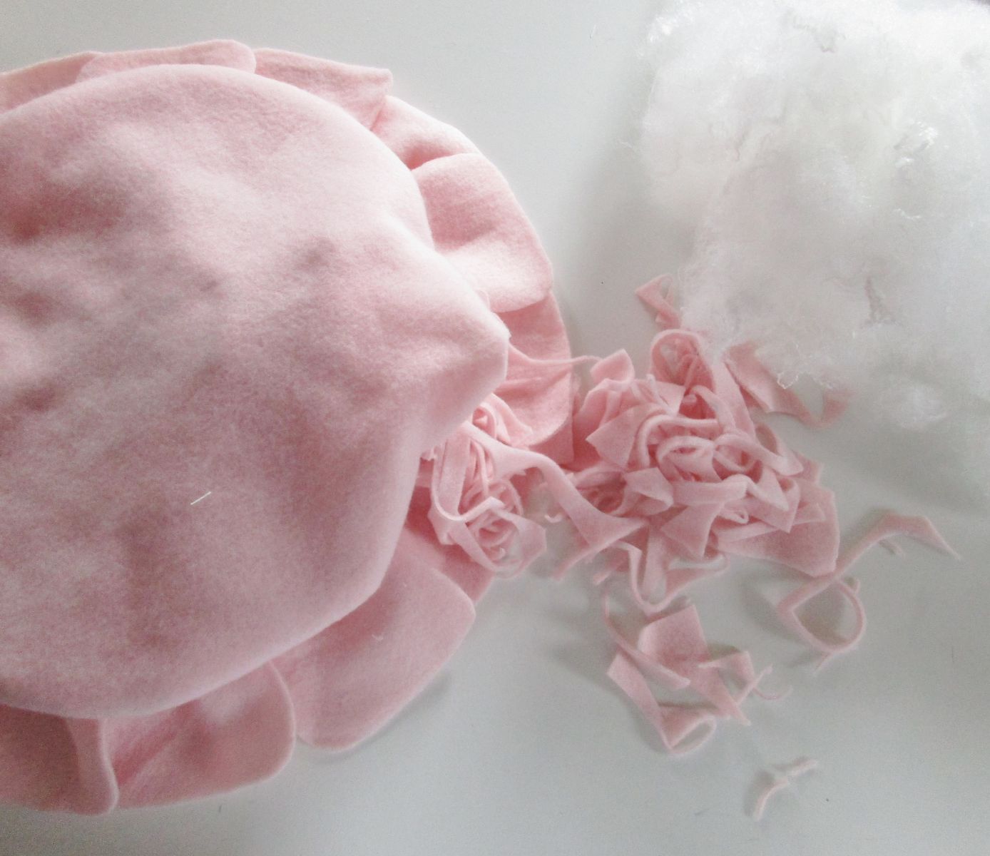 Blog-Inhaltsbild für 'Nähe Dir ein kuscheliges Blütenkissen aus Fleece: Zuschneiden, Zusammennähen, Füllen: Fertig!'