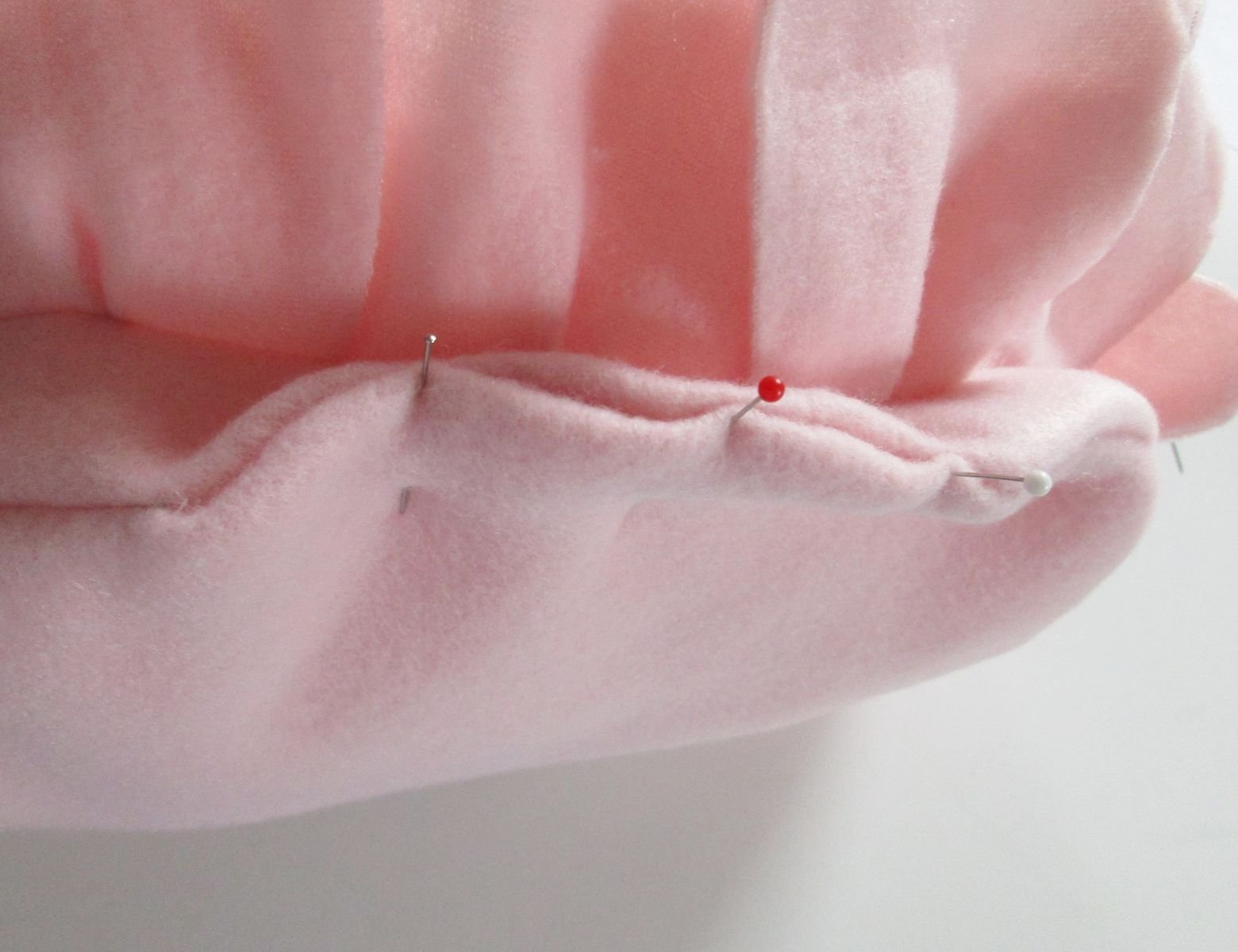 Blog-Inhaltsbild für 'Nähe Dir ein kuscheliges Blütenkissen aus Fleece: Zuschneiden, Zusammennähen, Füllen: Fertig!'