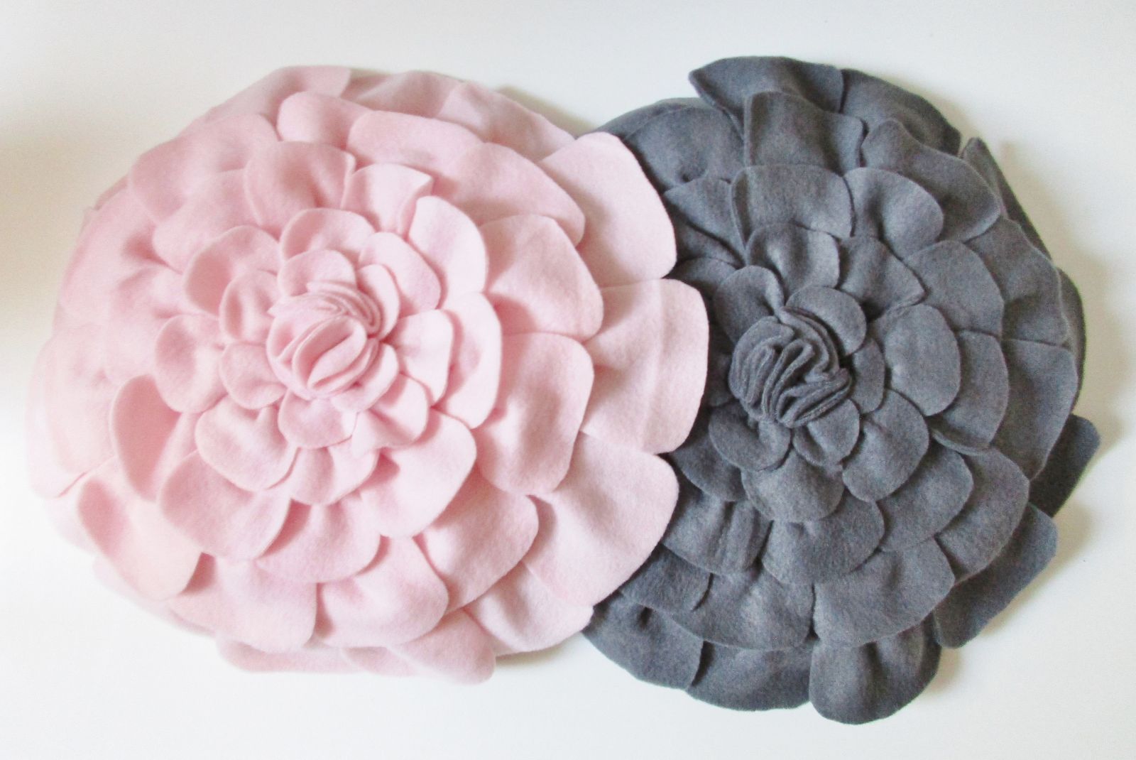 Blog-Inhaltsbild für 'Nähe Dir ein kuscheliges Blütenkissen aus Fleece: Zuschneiden, Zusammennähen, Füllen: Fertig!'