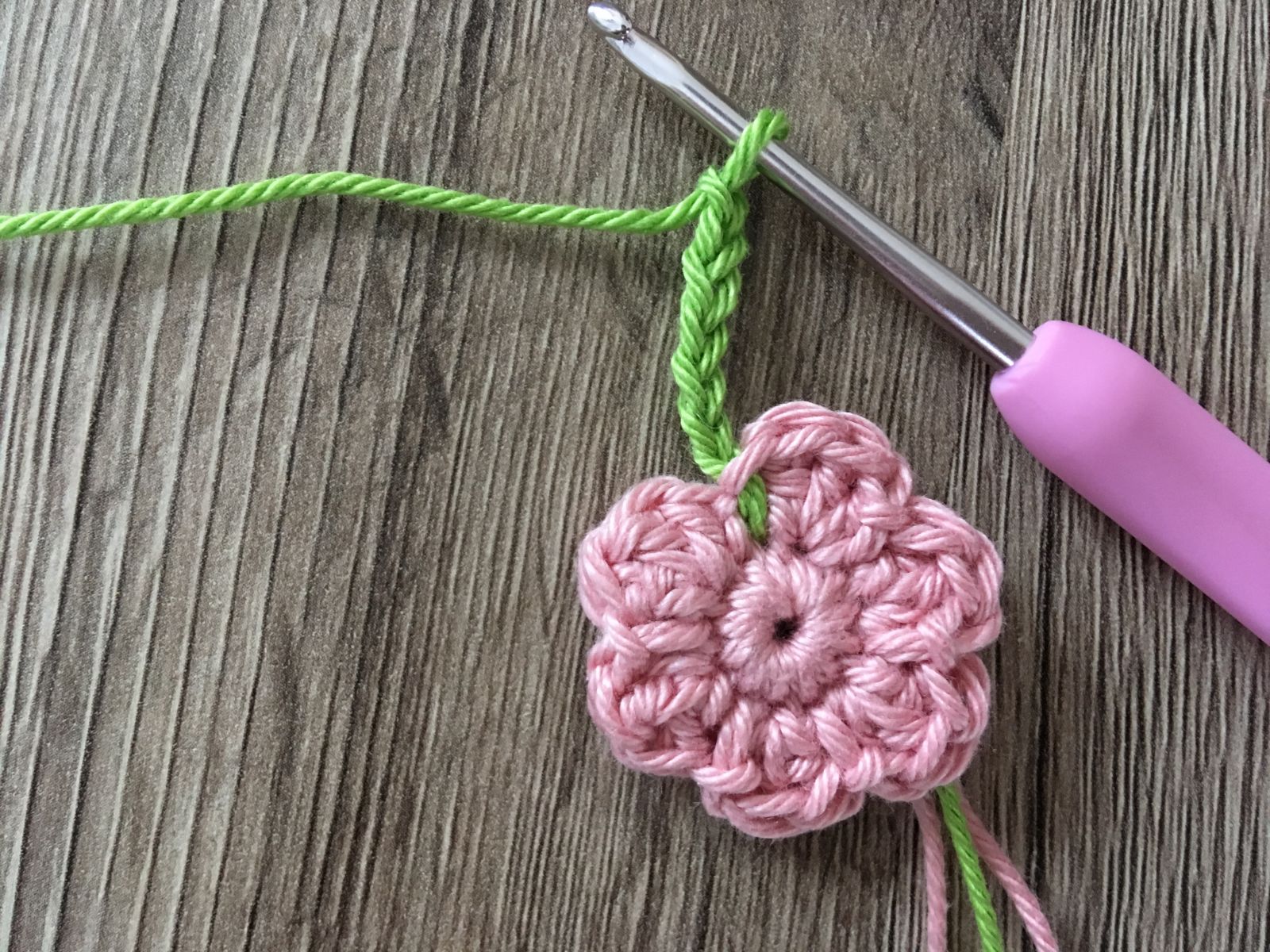 Blog-Inhaltsbild für 'Schnullerkette Mausefant Elina, kostenlose Häkelanleitung'