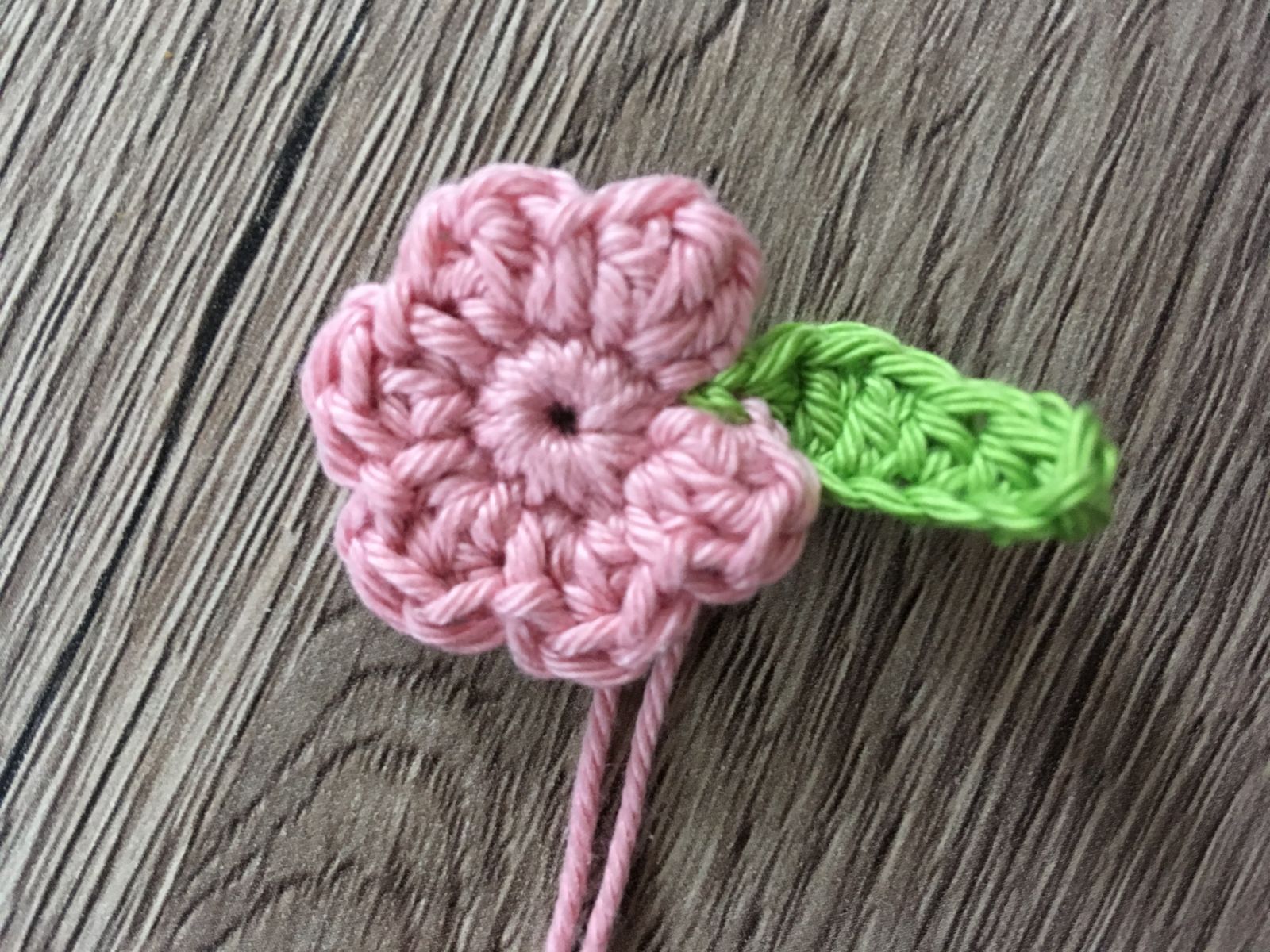 Blog-Inhaltsbild für 'Schnullerkette Mausefant Elina, kostenlose Häkelanleitung'