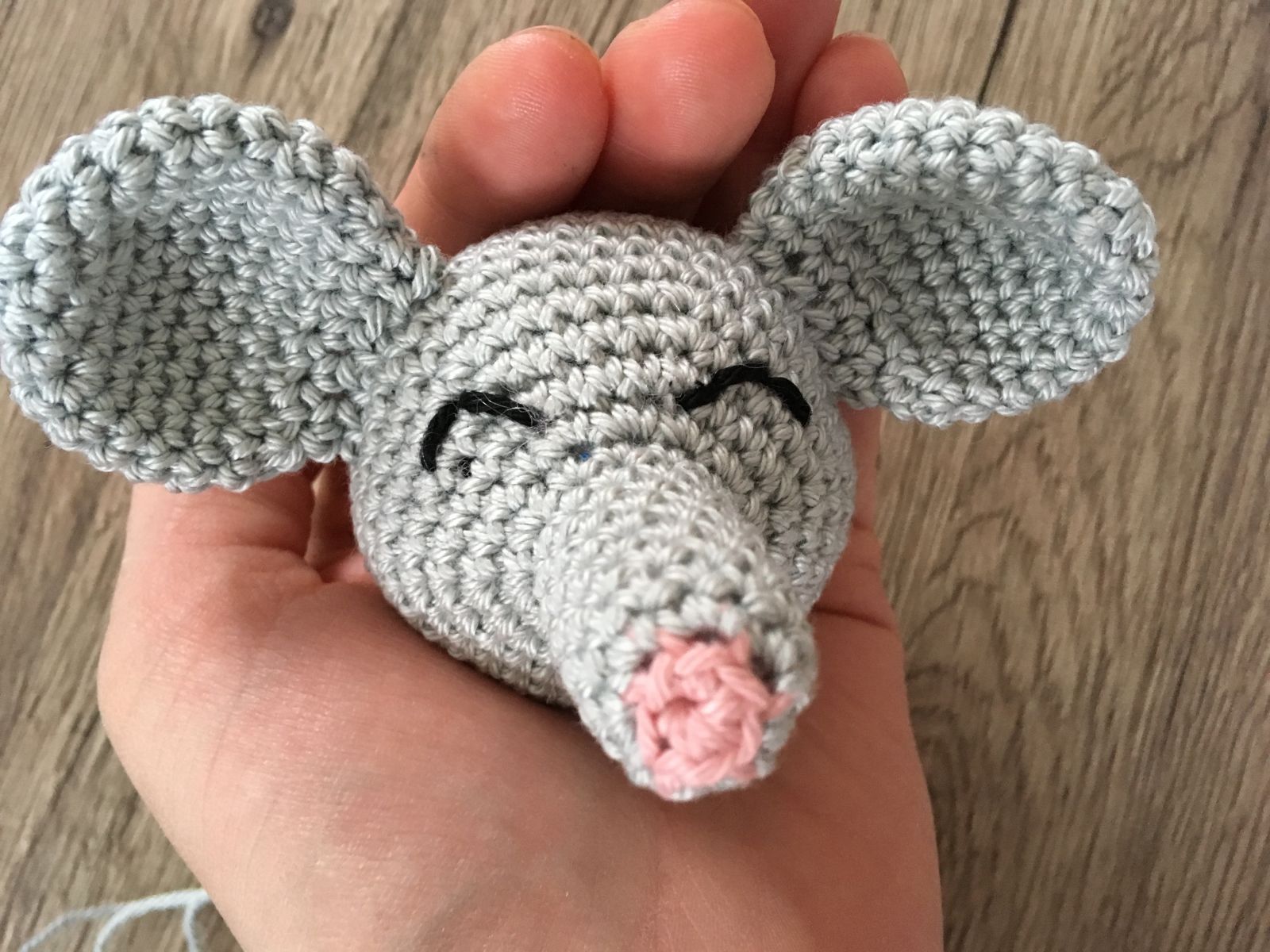 Blog-Inhaltsbild für 'Schnullerkette Mausefant Elina, kostenlose Häkelanleitung'