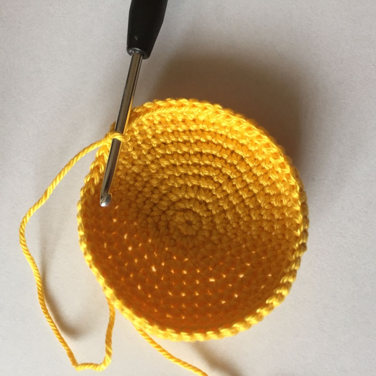 Blog-Inhaltsbild für 'Kostenlose Häkelanleitung für ein Nadelkissen "Spiegelei"'