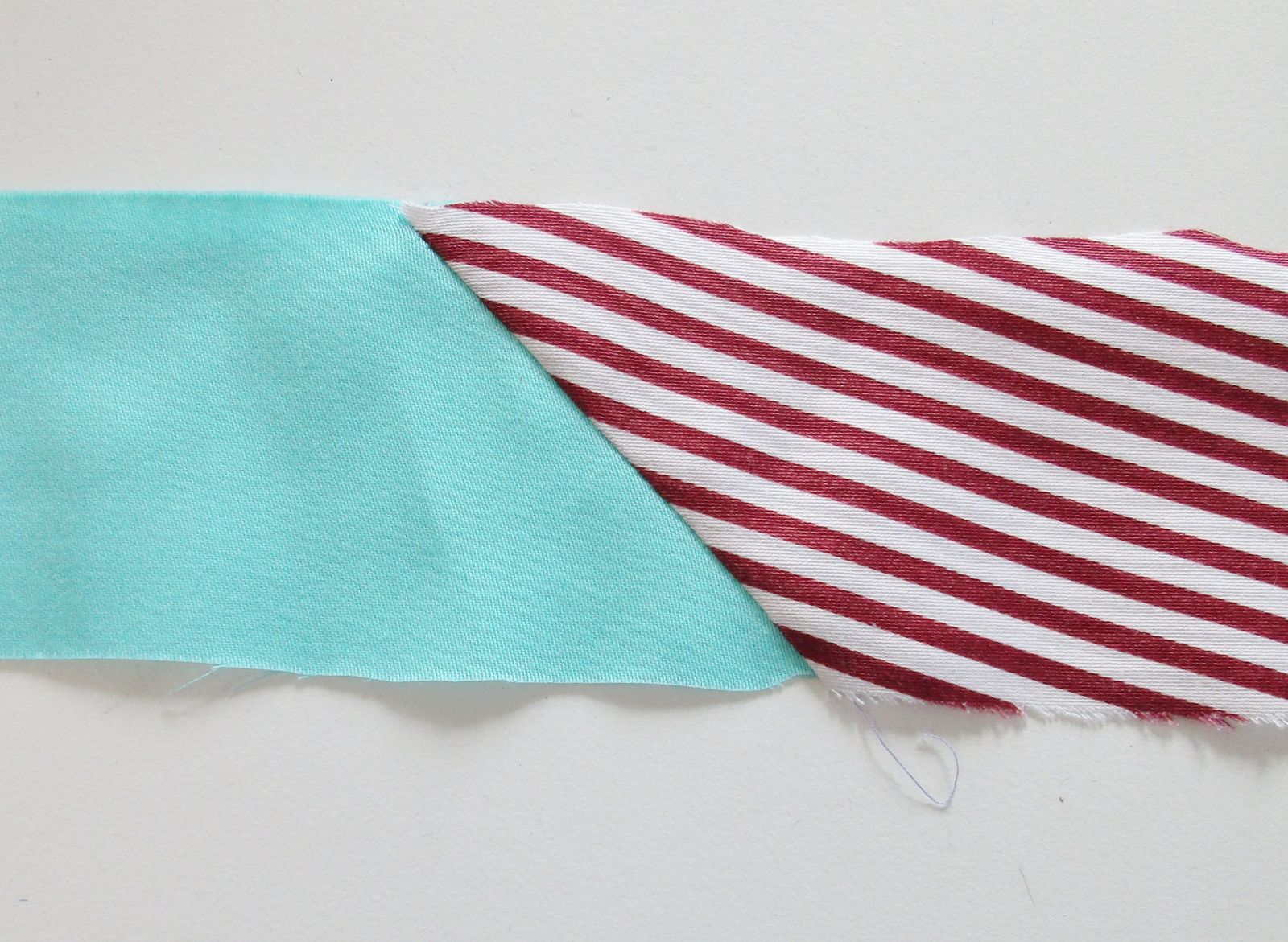 Blog-Inhaltsbild für 'Blüten Applikation aus Stoffresten nähen Upcycling Projekt: Blumen Applis für Kissen, Pullis oder Taschen im Origami Style'