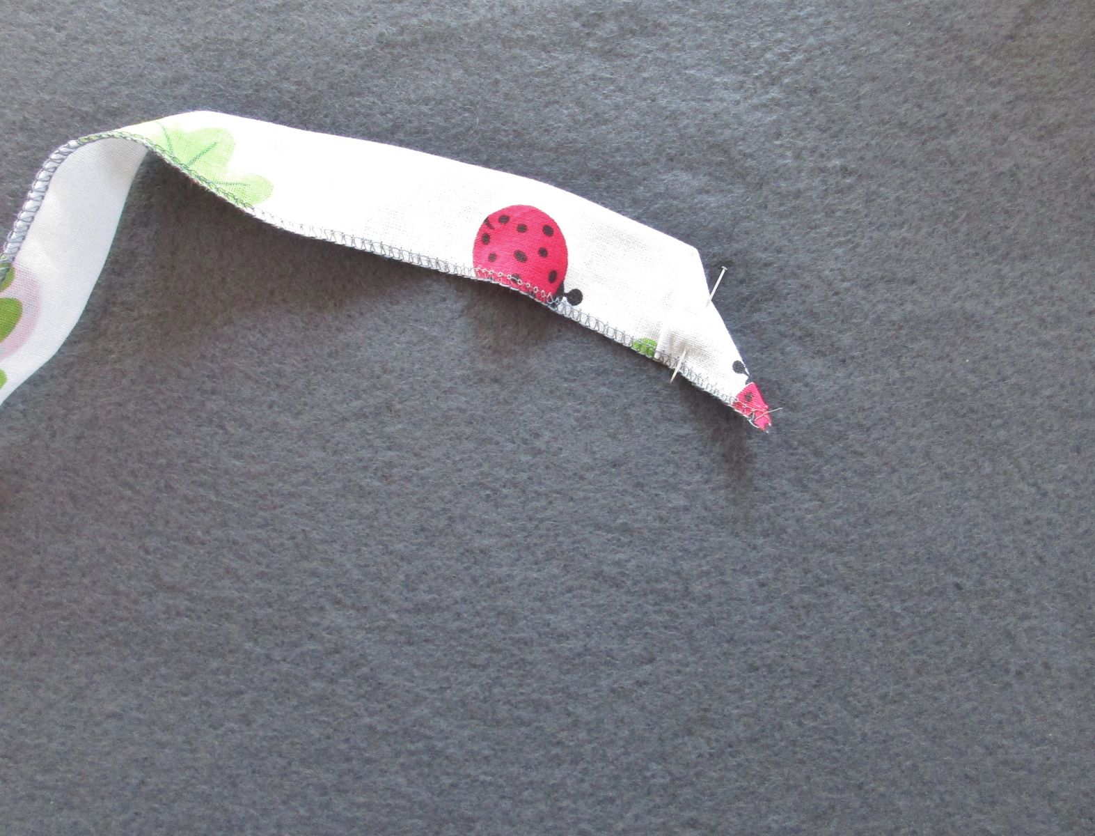 Blog-Inhaltsbild für 'Blüten Applikation aus Stoffresten nähen Upcycling Projekt: Blumen Applis für Kissen, Pullis oder Taschen im Origami Style'