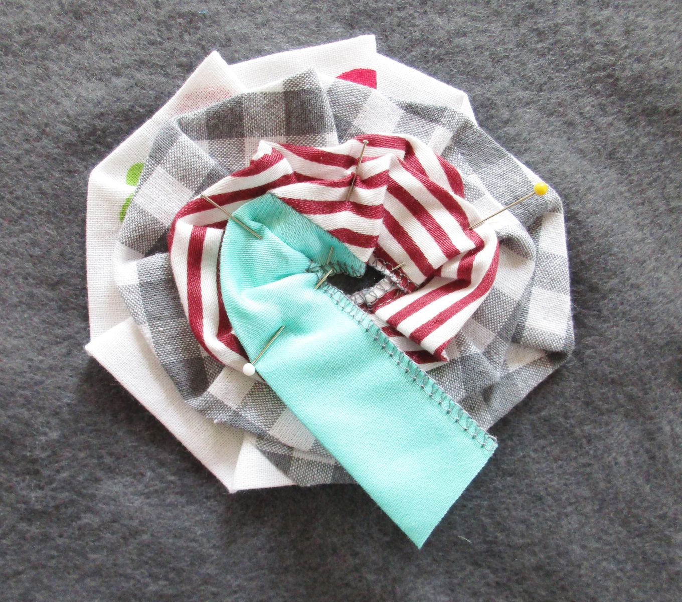 Blog-Inhaltsbild für 'Blüten Applikation aus Stoffresten nähen Upcycling Projekt: Blumen Applis für Kissen, Pullis oder Taschen im Origami Style'