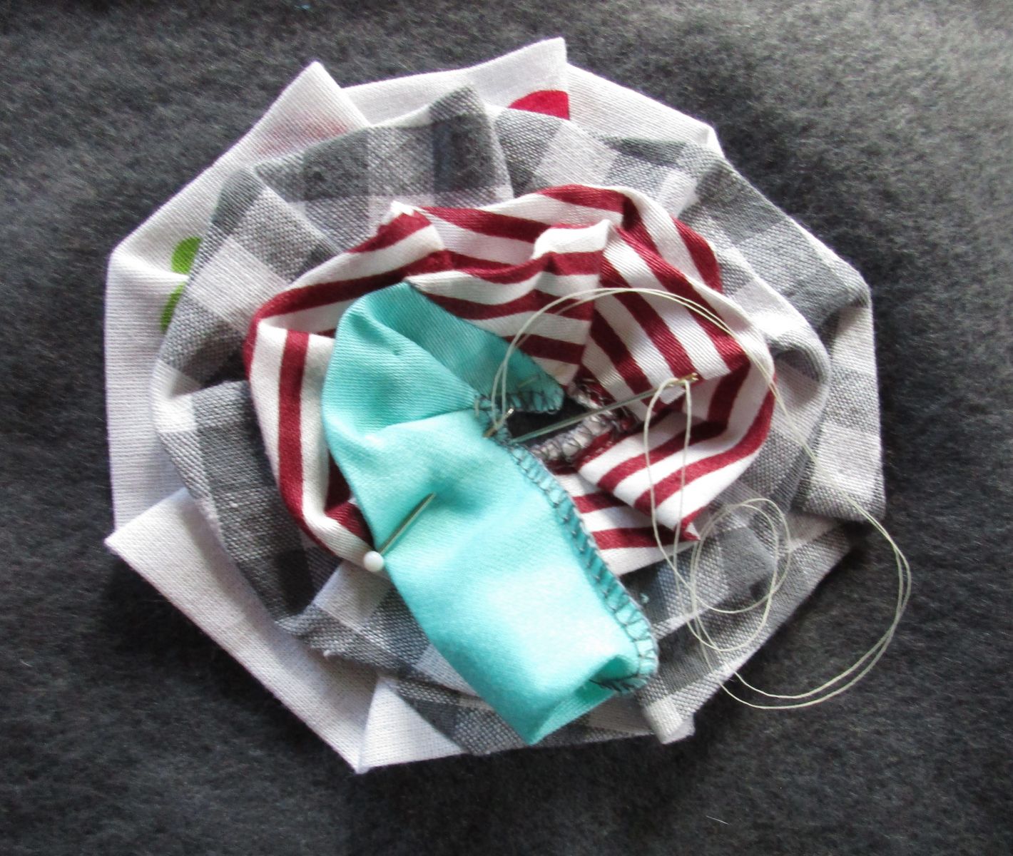 Blog-Inhaltsbild für 'Blüten Applikation aus Stoffresten nähen Upcycling Projekt: Blumen Applis für Kissen, Pullis oder Taschen im Origami Style'