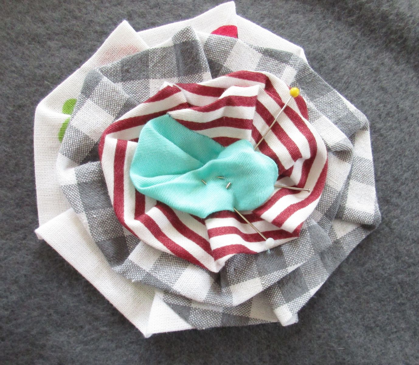 Blog-Inhaltsbild für 'Blüten Applikation aus Stoffresten nähen Upcycling Projekt: Blumen Applis für Kissen, Pullis oder Taschen im Origami Style'