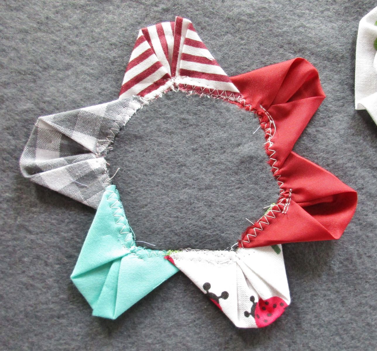 Blog-Inhaltsbild für 'Blüten Applikation aus Stoffresten nähen Upcycling Projekt: Blumen Applis für Kissen, Pullis oder Taschen im Origami Style'