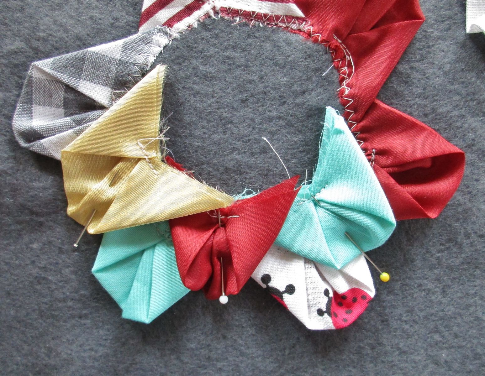 Blog-Inhaltsbild für 'Blüten Applikation aus Stoffresten nähen Upcycling Projekt: Blumen Applis für Kissen, Pullis oder Taschen im Origami Style'