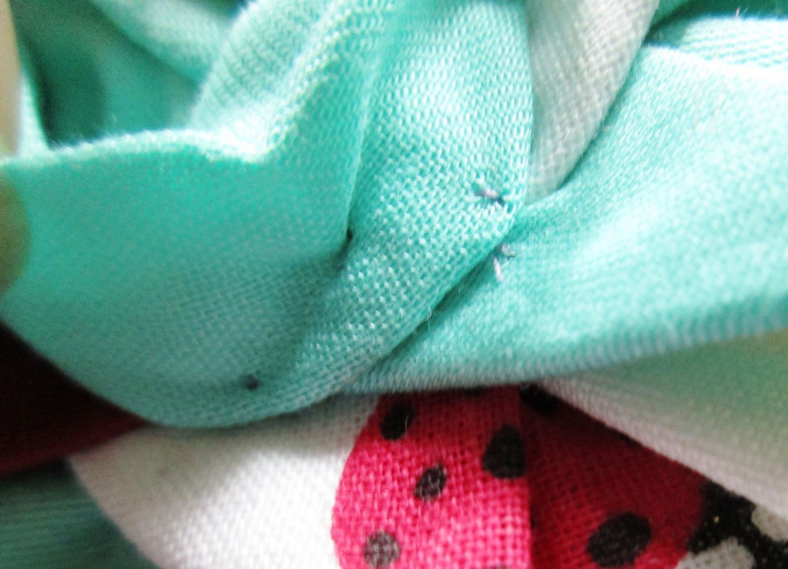 Blog-Inhaltsbild für 'Blüten Applikation aus Stoffresten nähen Upcycling Projekt: Blumen Applis für Kissen, Pullis oder Taschen im Origami Style'