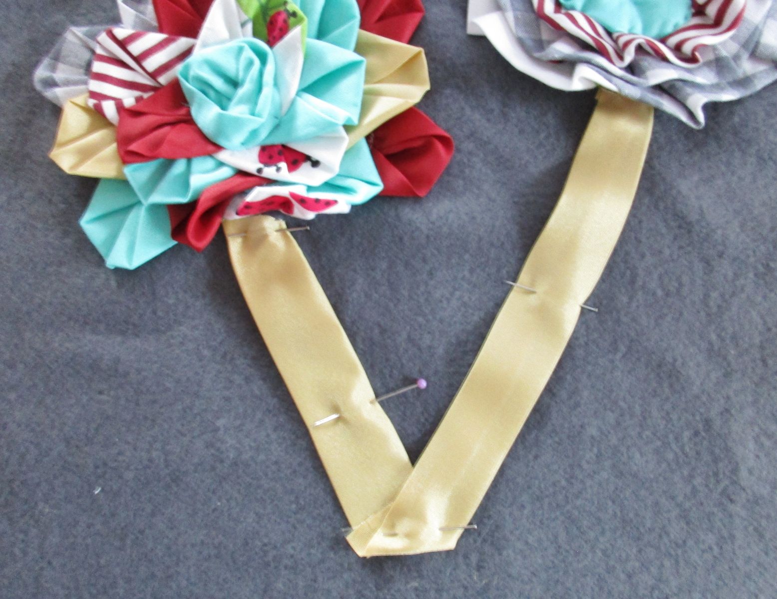 Blog-Inhaltsbild für 'Blüten Applikation aus Stoffresten nähen Upcycling Projekt: Blumen Applis für Kissen, Pullis oder Taschen im Origami Style'