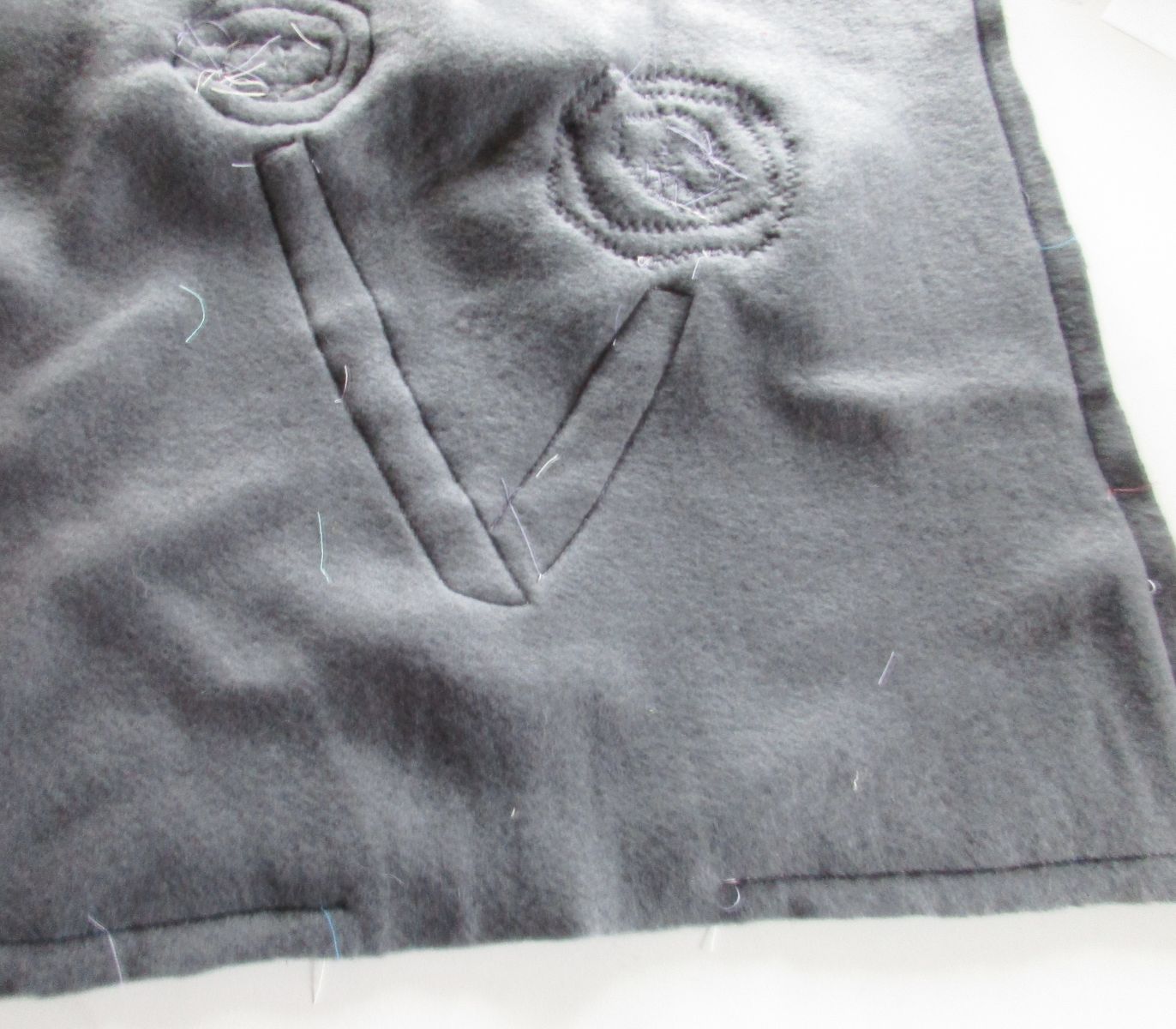 Blog-Inhaltsbild für 'Blüten Applikation aus Stoffresten nähen Upcycling Projekt: Blumen Applis für Kissen, Pullis oder Taschen im Origami Style'