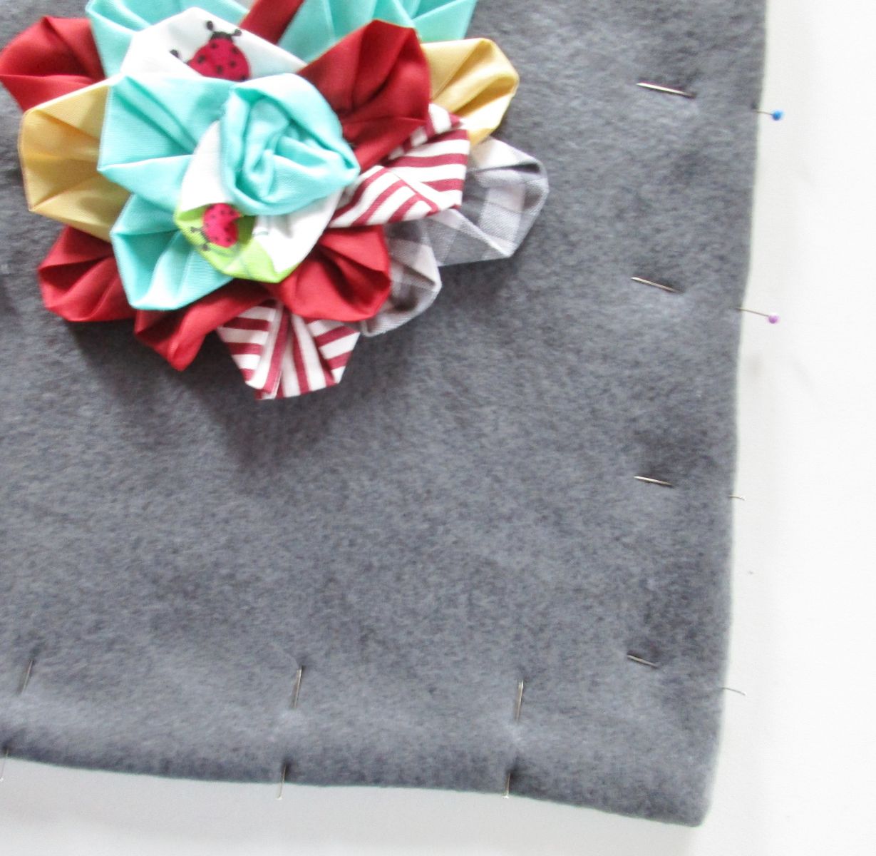 Blog-Inhaltsbild für 'Blüten Applikation aus Stoffresten nähen Upcycling Projekt: Blumen Applis für Kissen, Pullis oder Taschen im Origami Style'