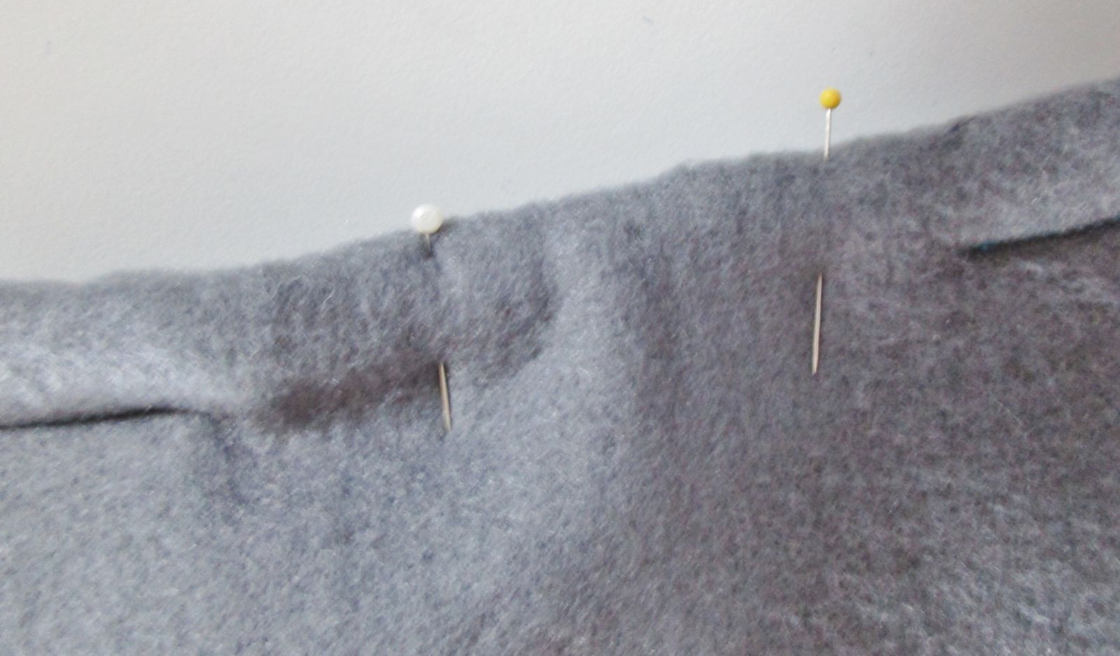 Blog-Inhaltsbild für 'Blüten Applikation aus Stoffresten nähen Upcycling Projekt: Blumen Applis für Kissen, Pullis oder Taschen im Origami Style'