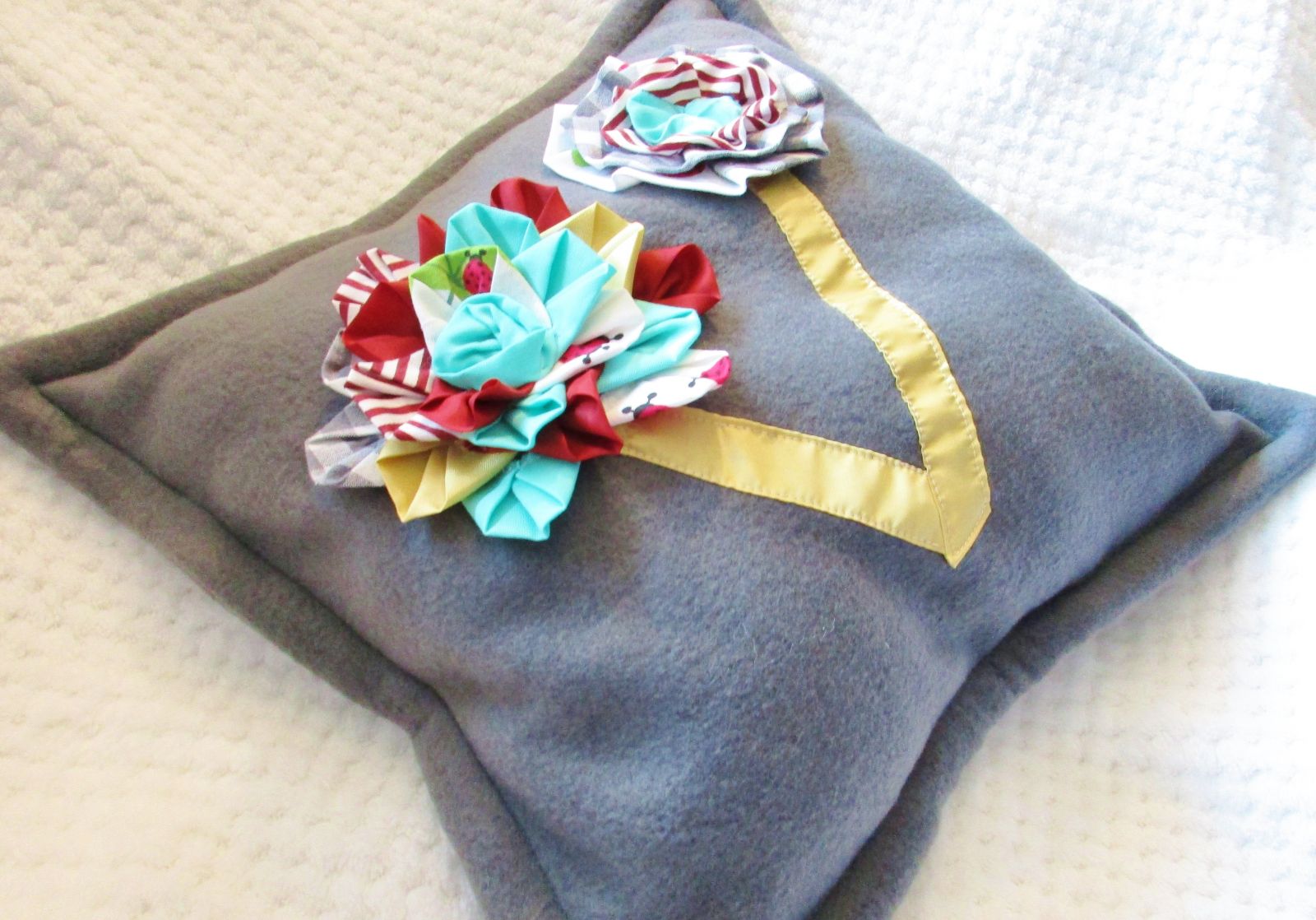 Blog-Inhaltsbild für 'Blüten Applikation aus Stoffresten nähen Upcycling Projekt: Blumen Applis für Kissen, Pullis oder Taschen im Origami Style'