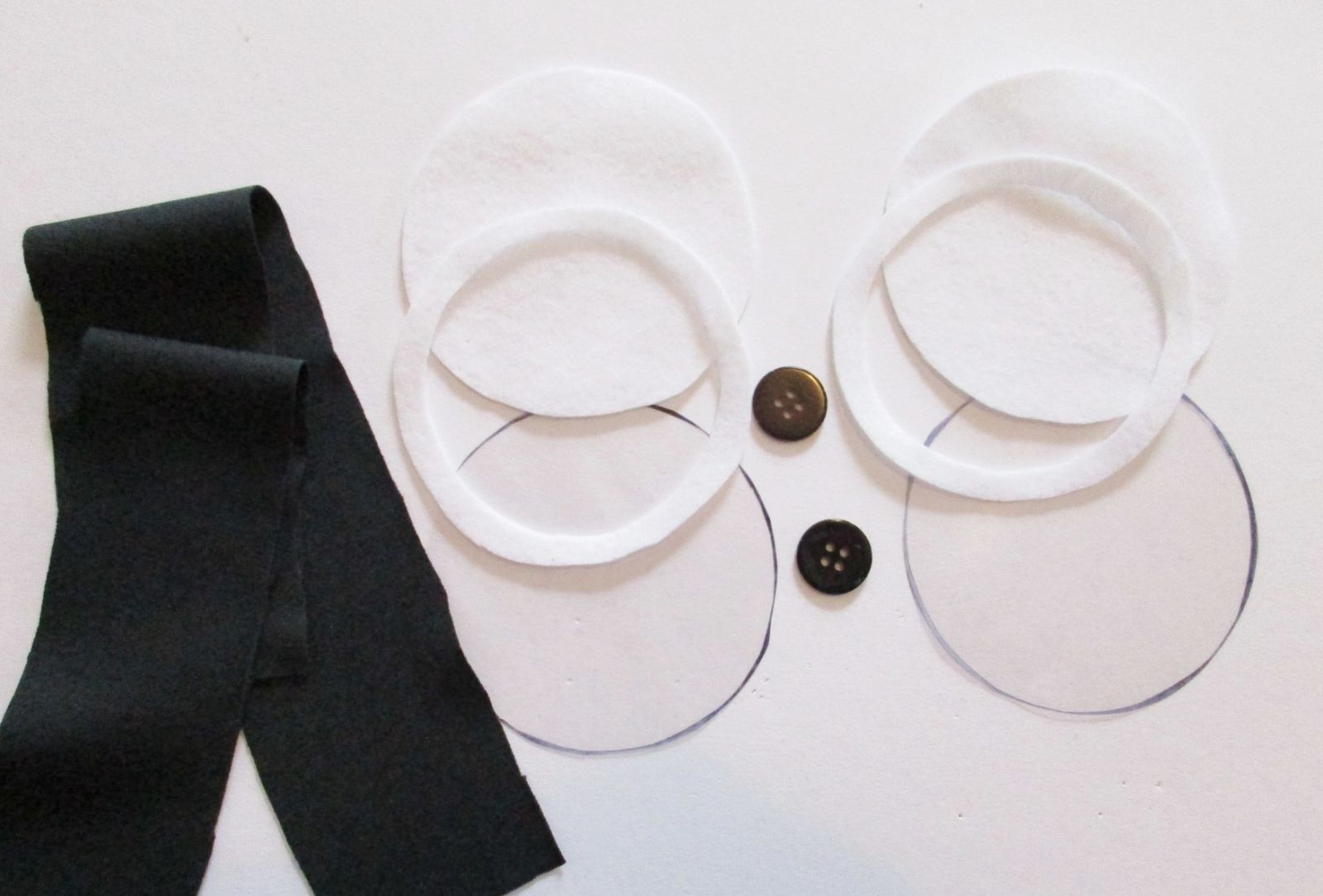 Blog-Inhaltsbild für 'Wackelaugen selbst gemacht DIY Nähe Dir ein Gesicht zum Applizieren'