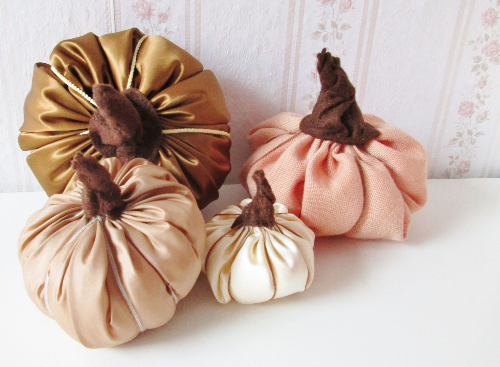 Blog-Inhaltsbild für 'Der Kürbis - die Halloweenzeit beginnt, das Erntefest ist da! Nähe Dir Kürbisse in allen Größen und Farben Nähanleitung Freebook Pumpkin'