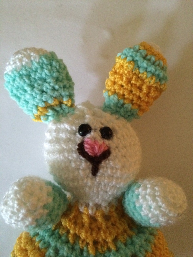 Blog-Inhaltsbild für 'Kostenlose Häkelanleitung - Buntes Osterhäschen'