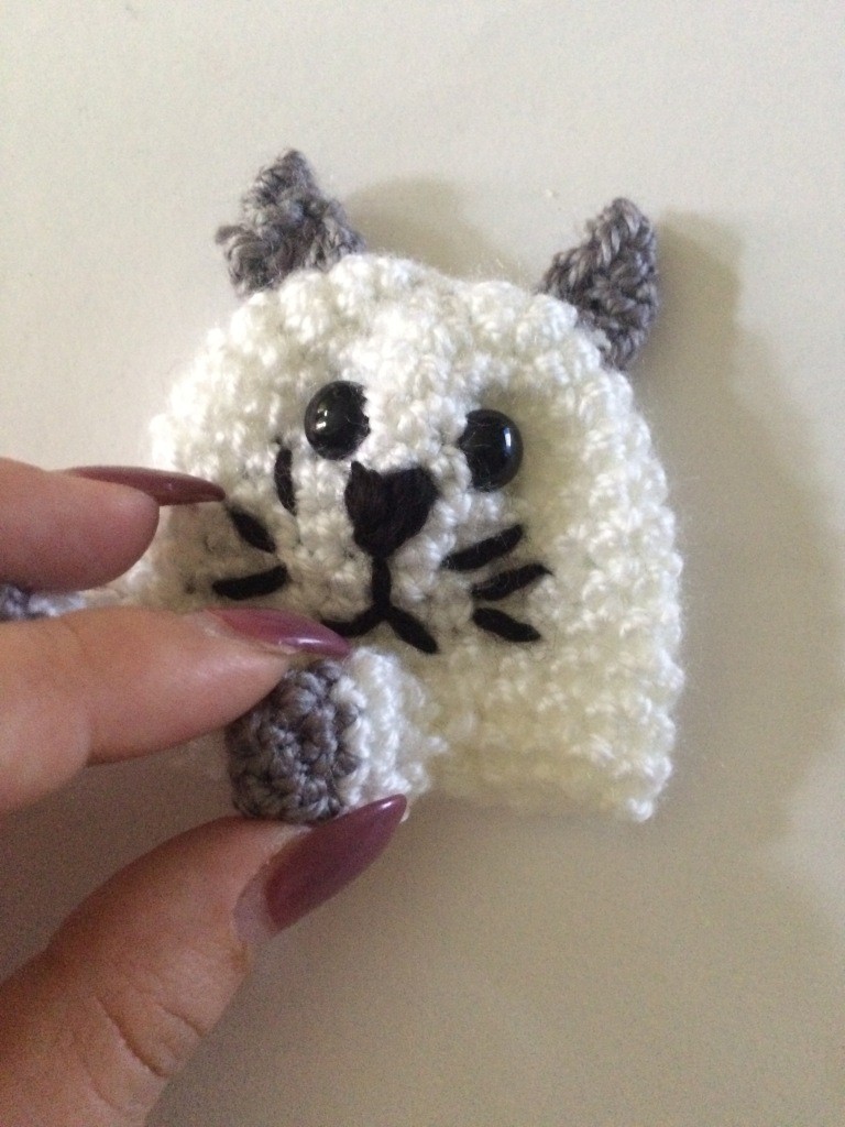 Blog-Inhaltsbild für 'Kostenlose Häkelanleitung - Taschenbaumler/Schlüsselanhänger Katze'