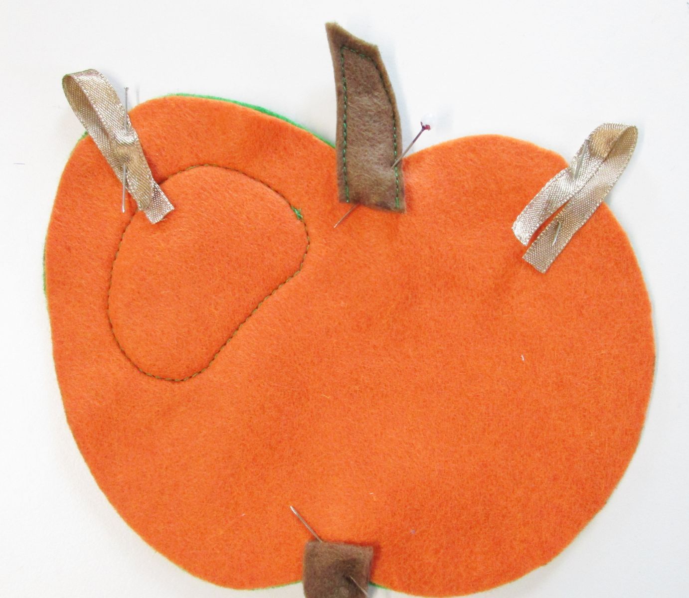 Blog-Inhaltsbild für 'Das Apfeltäschchen: Portemonnaie, Geldbörse oder Brustbeutel Versteckerlie, Nähanleitung mit Schnittmuster: Nähe dir einen Apfel aus Filz'