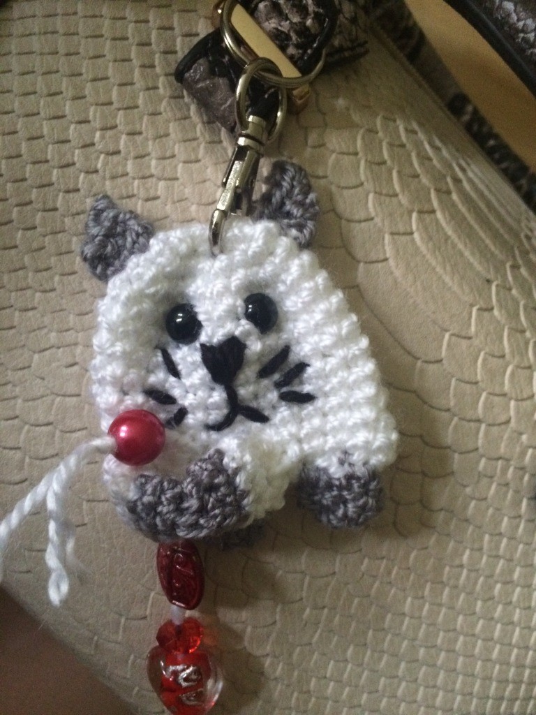 Blog-Inhaltsbild für 'Kostenlose Häkelanleitung - Taschenbaumler/Schlüsselanhänger Katze'