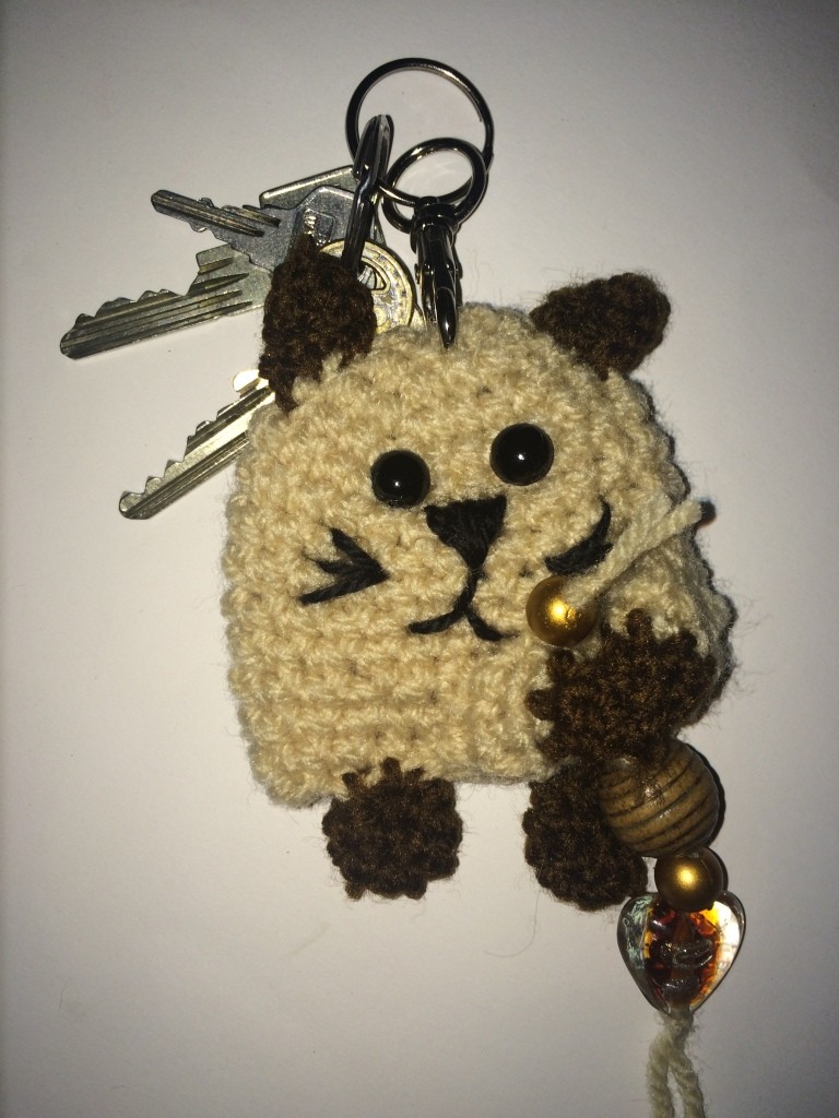 Blog-Inhaltsbild für 'Kostenlose Häkelanleitung - Taschenbaumler/Schlüsselanhänger Katze'