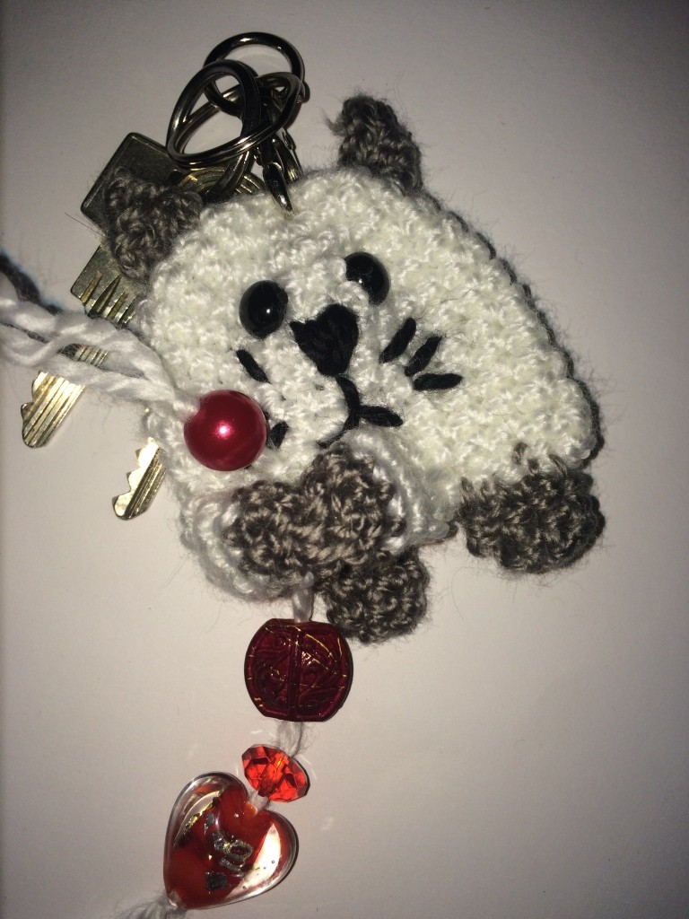 Blog-Inhaltsbild für 'Kostenlose Häkelanleitung - Taschenbaumler/Schlüsselanhänger Katze'