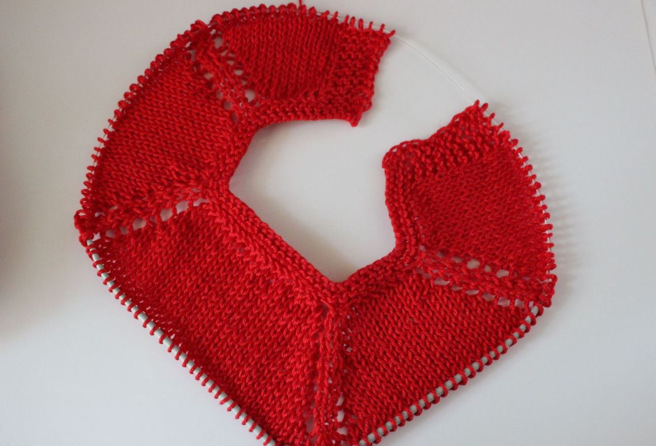 Blog-Inhaltsbild für 'Kostenlose Anleitung: Niedliche Puppenkleidchen stricken'