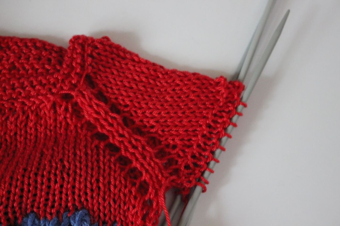 Blog-Inhaltsbild für 'Kostenlose Anleitung: Niedliche Puppenkleidchen stricken'