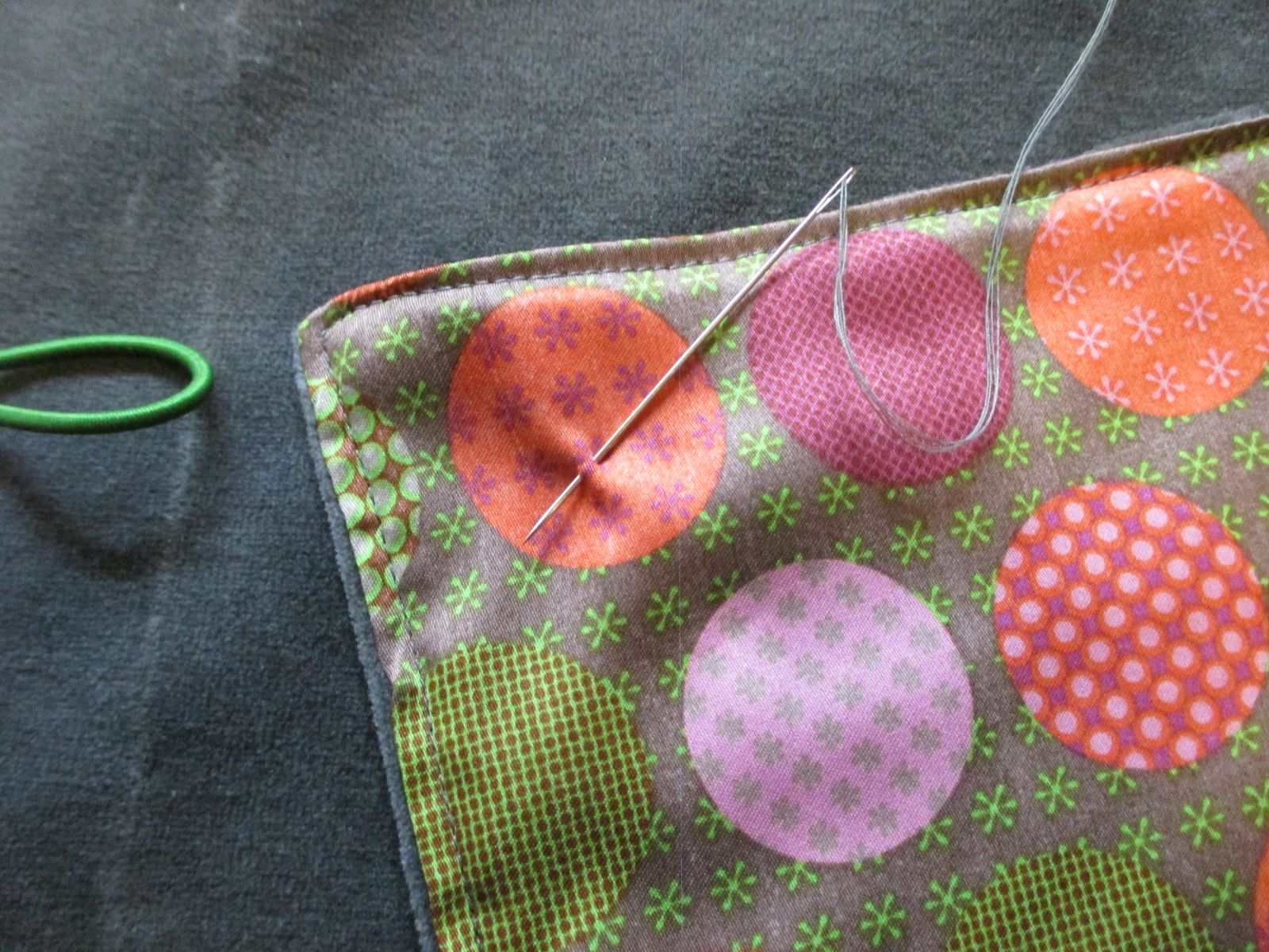 Blog-Inhaltsbild für 'Easy KNOPF*Schal auch zum Wenden - kostenlose Nähanleitung in 3 Größen für die ganze Familie von firstloungeberlin'