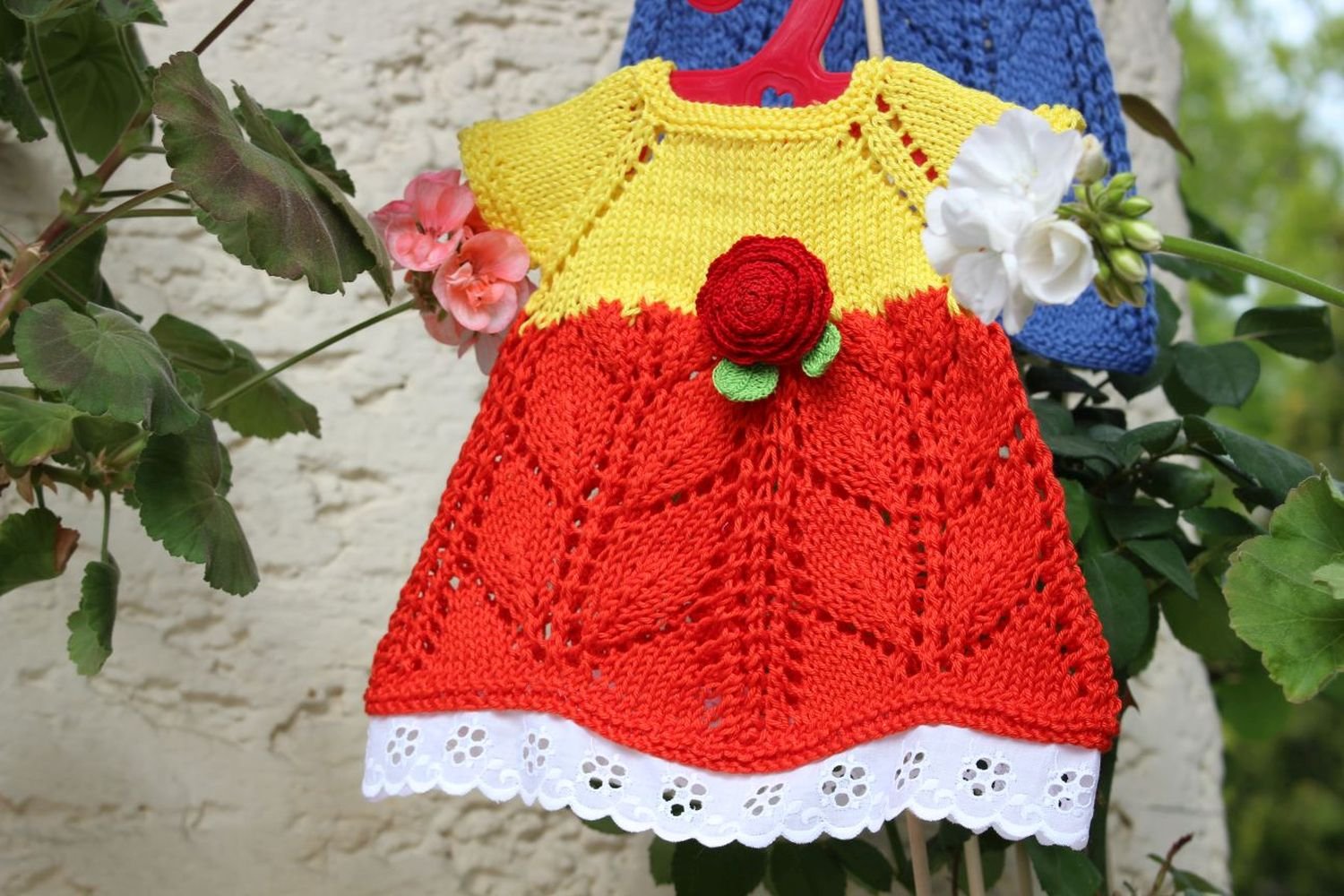 Blog-Inhaltsbild für 'Kostenlose Anleitung: Niedliche Puppenkleidchen stricken'