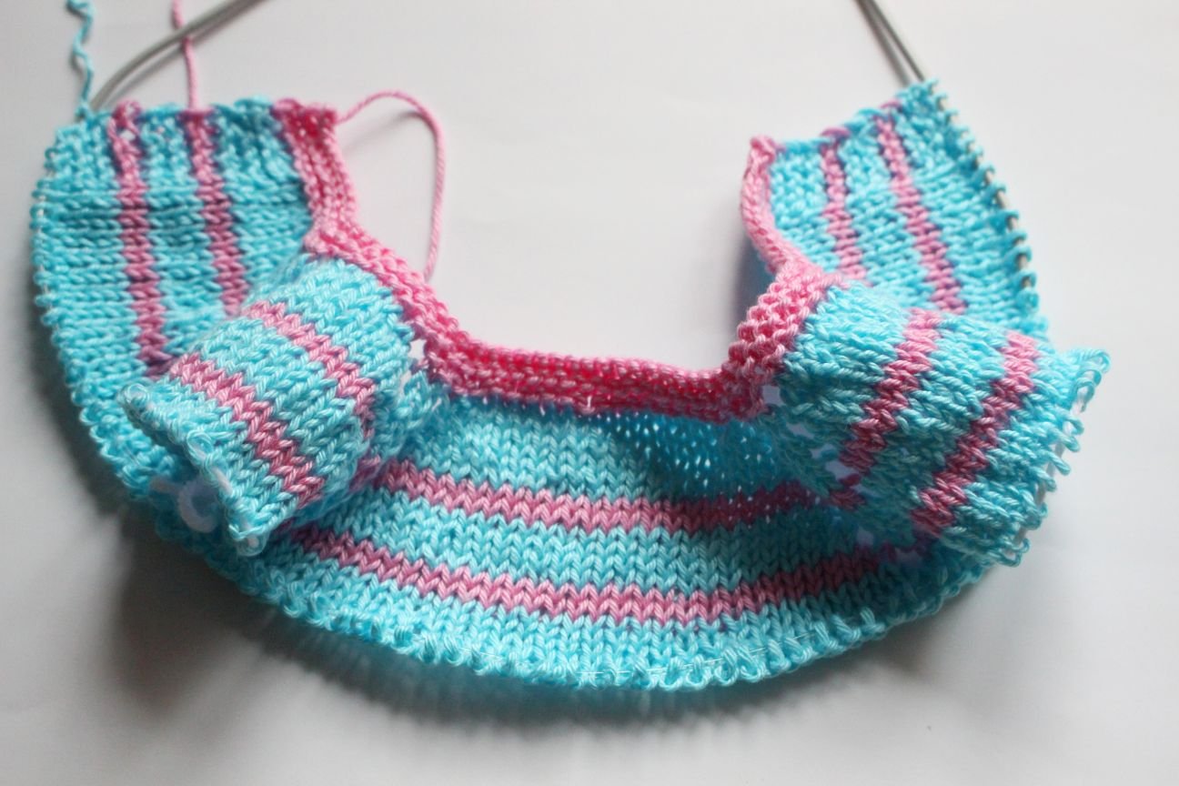 Blog-Inhaltsbild für 'Kostenlose Strickanleitung für Puppen Overall'