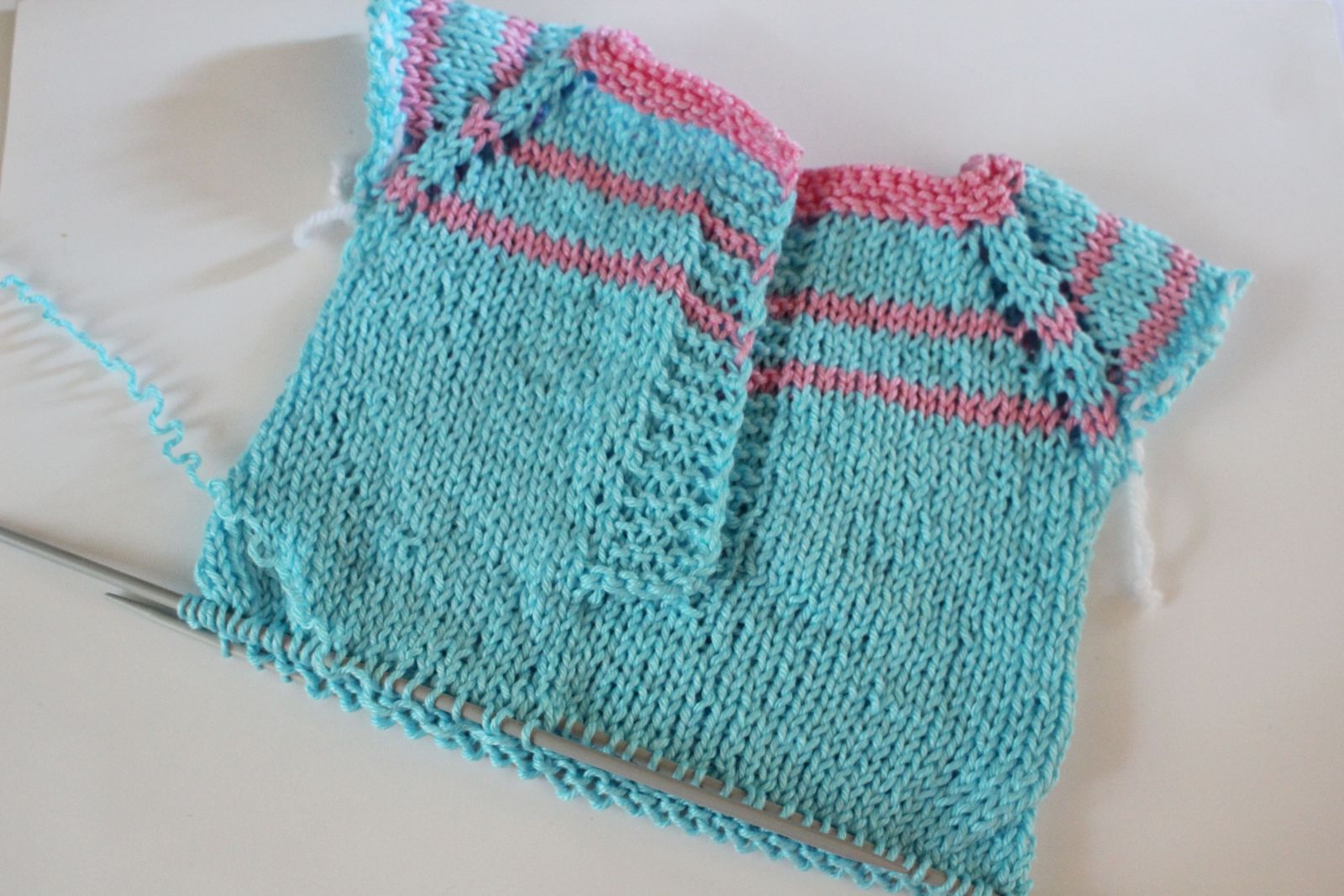 Blog-Inhaltsbild für 'Kostenlose Strickanleitung für Puppen Overall'